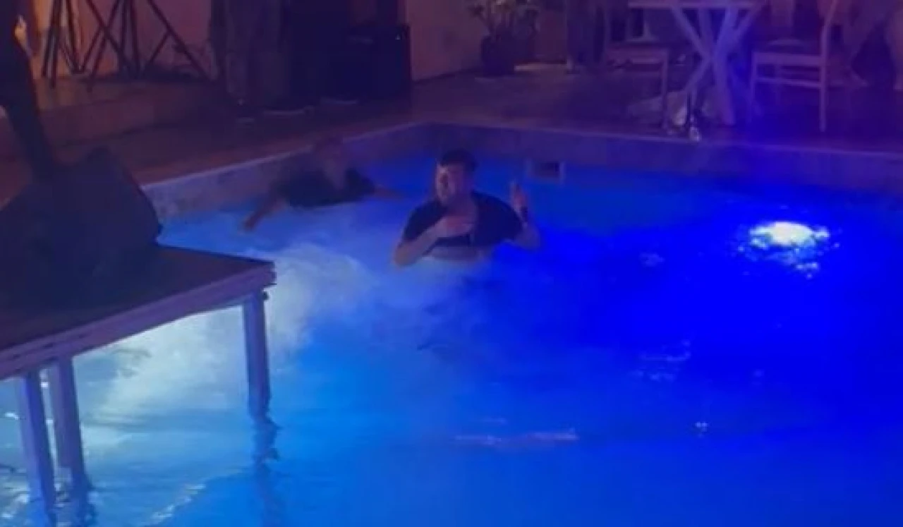 Murat Kurşun'u Bursa'da hayranı havuza attı