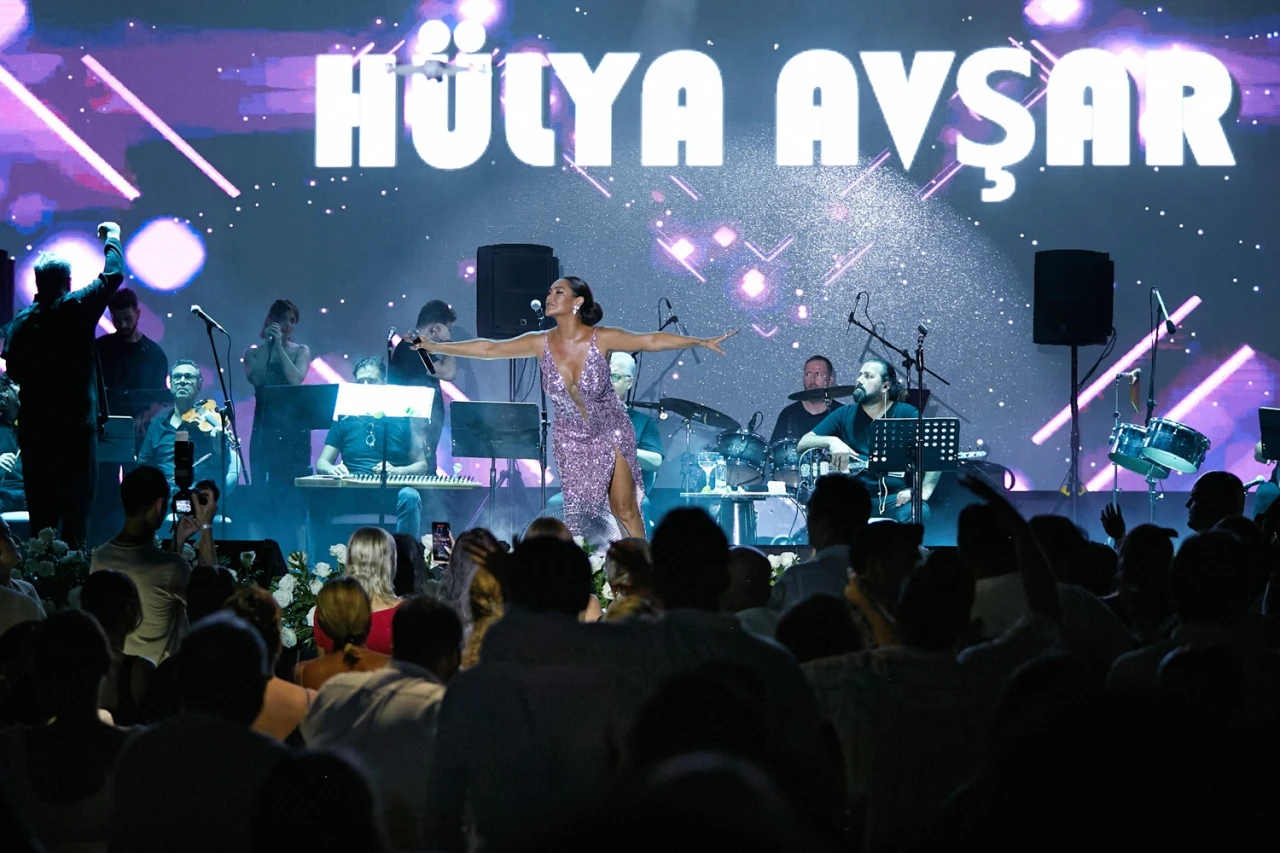 Hülya Avşar, Antalya'da göz kamaştırdı