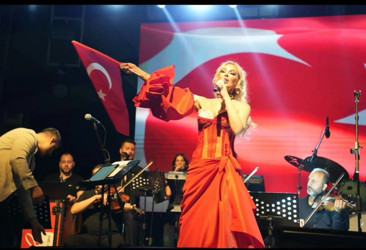 Petek Dinçöz, Çine'de Cumhuriyet Bayramı konseri verdi
