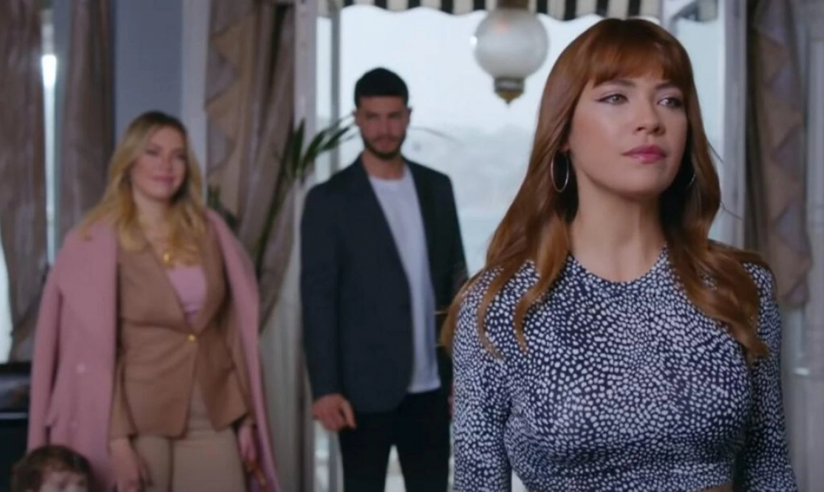 Yasak Elma'da Kumru'ya evlilik teklifi yapan Çağatay'a Yıldız'dan büyük darbe!