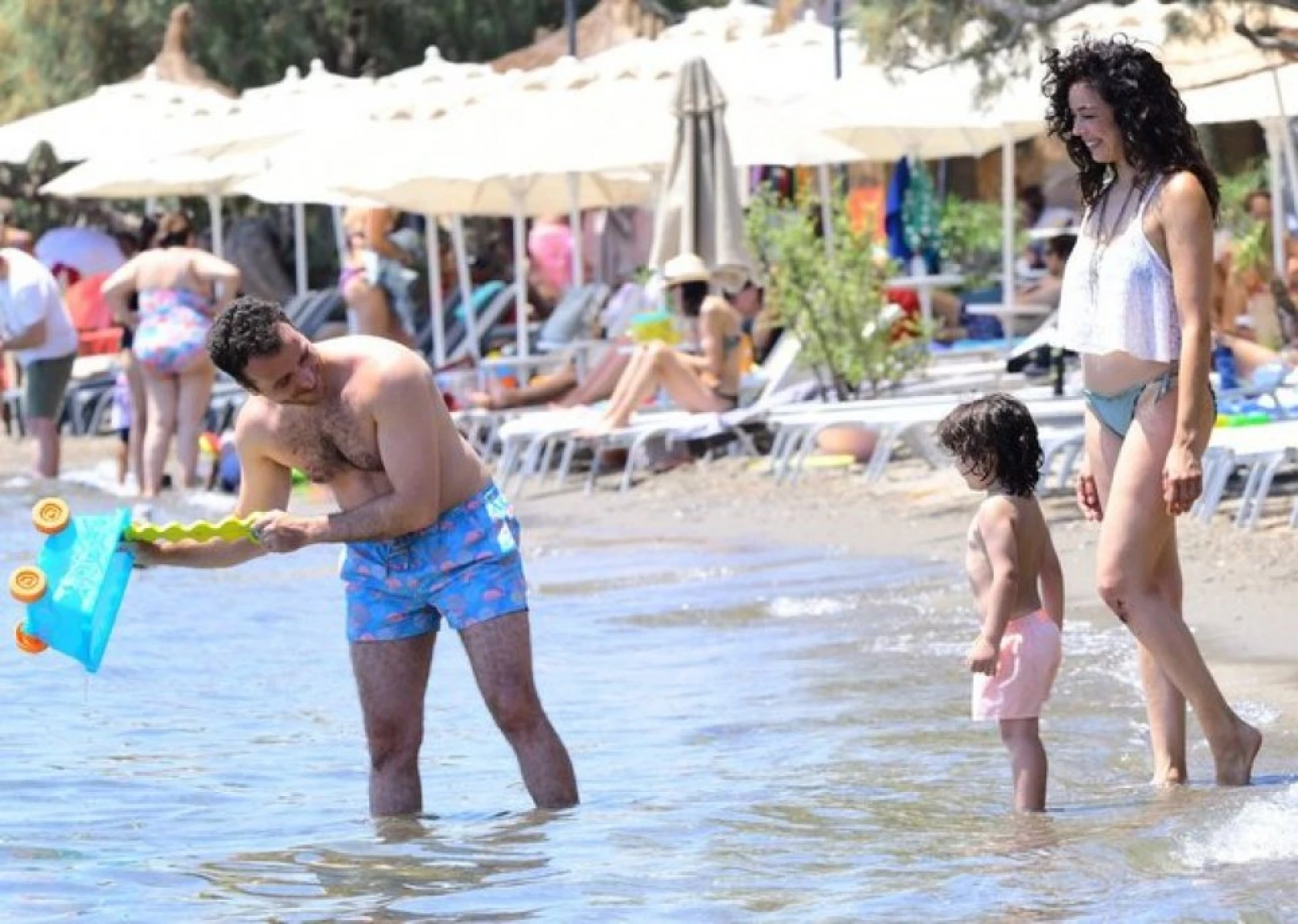 Azra Akın, ailesiyle Bodrum'da tatil yapıyor