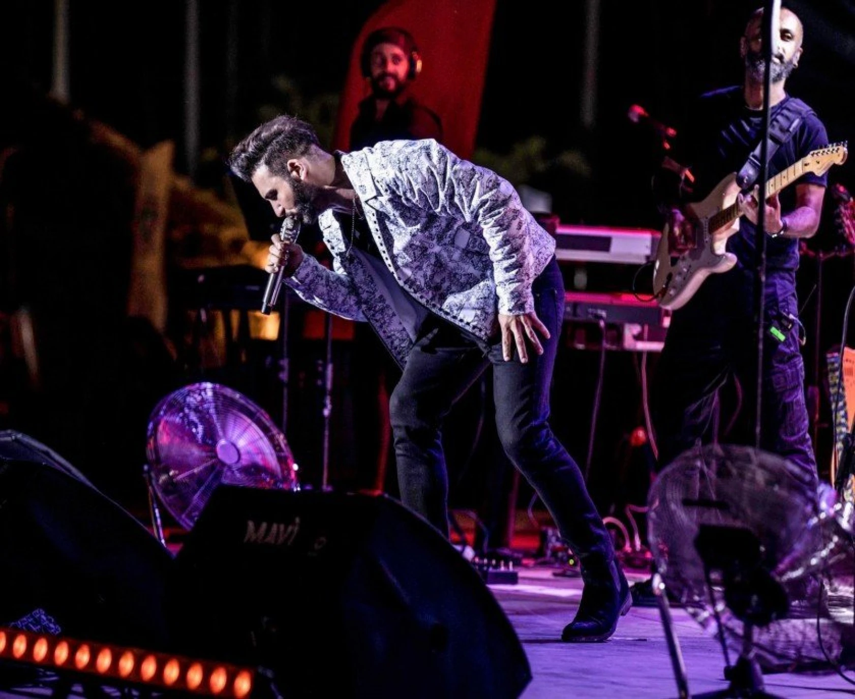 Şarkıcı Emre Kaya, müzik ziyafeti çekti