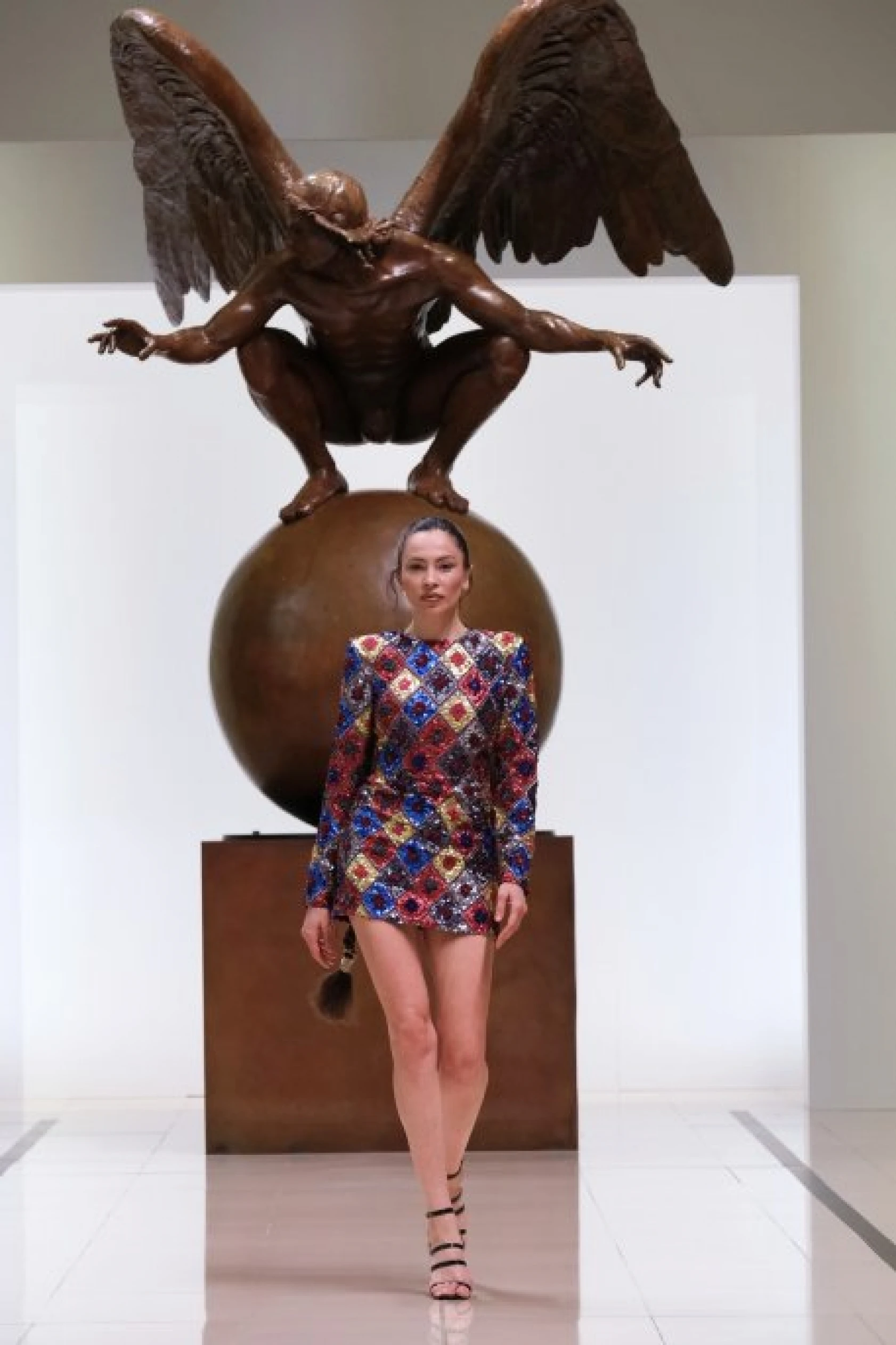 Rufat İsmail'in milyonluk defilesinde Günay Musayeva podyuma çıktı