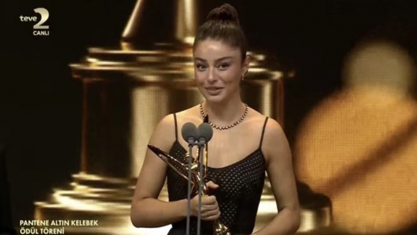 Ayça Ayşin Turan, Altın Kelebek Ödülleri'nde duygusal konuşmasıyla ağlattı