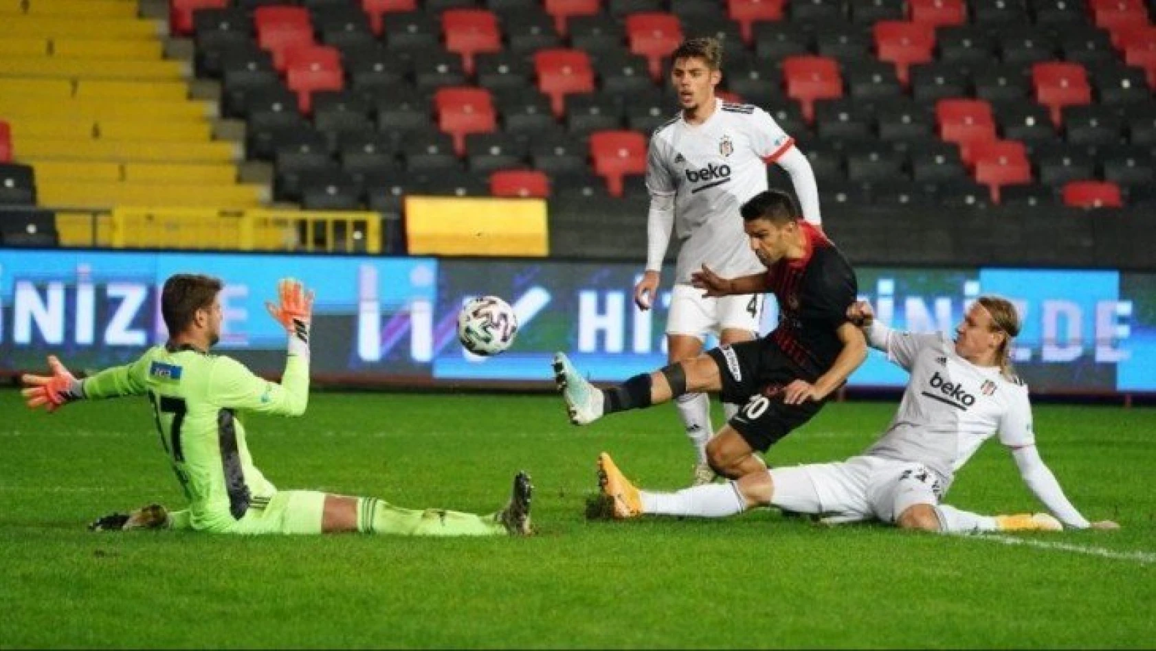 Beşiktaş, Antep'te kayıp! Dört gol, bir kırmızı kart!