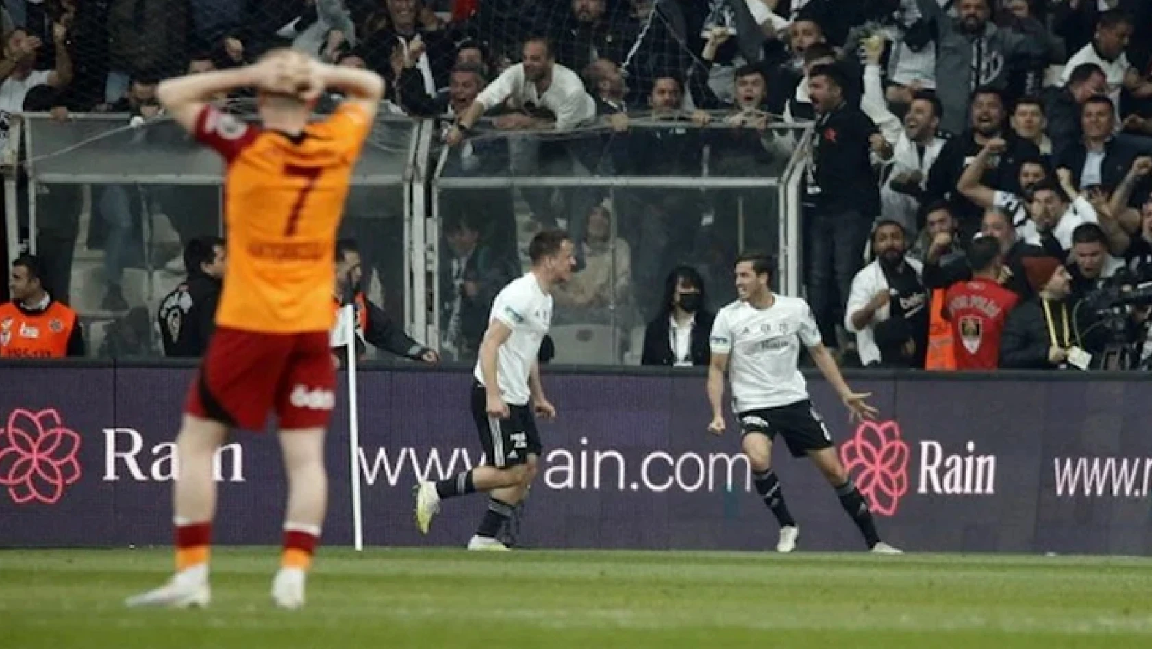Beşiktaş derbide Galatasaray'ı devirdi, şampiyonluk yarışını alevlendirdi