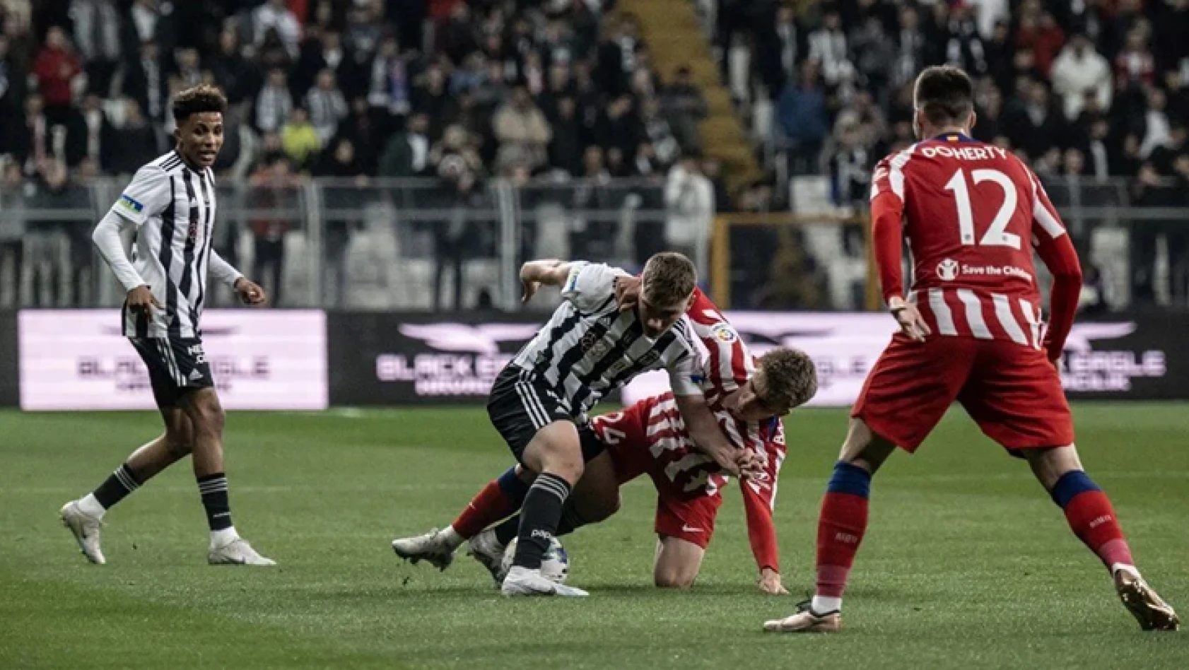Beşiktaş ile Atletico Madrid depremzedeler için sahaya çıktı
