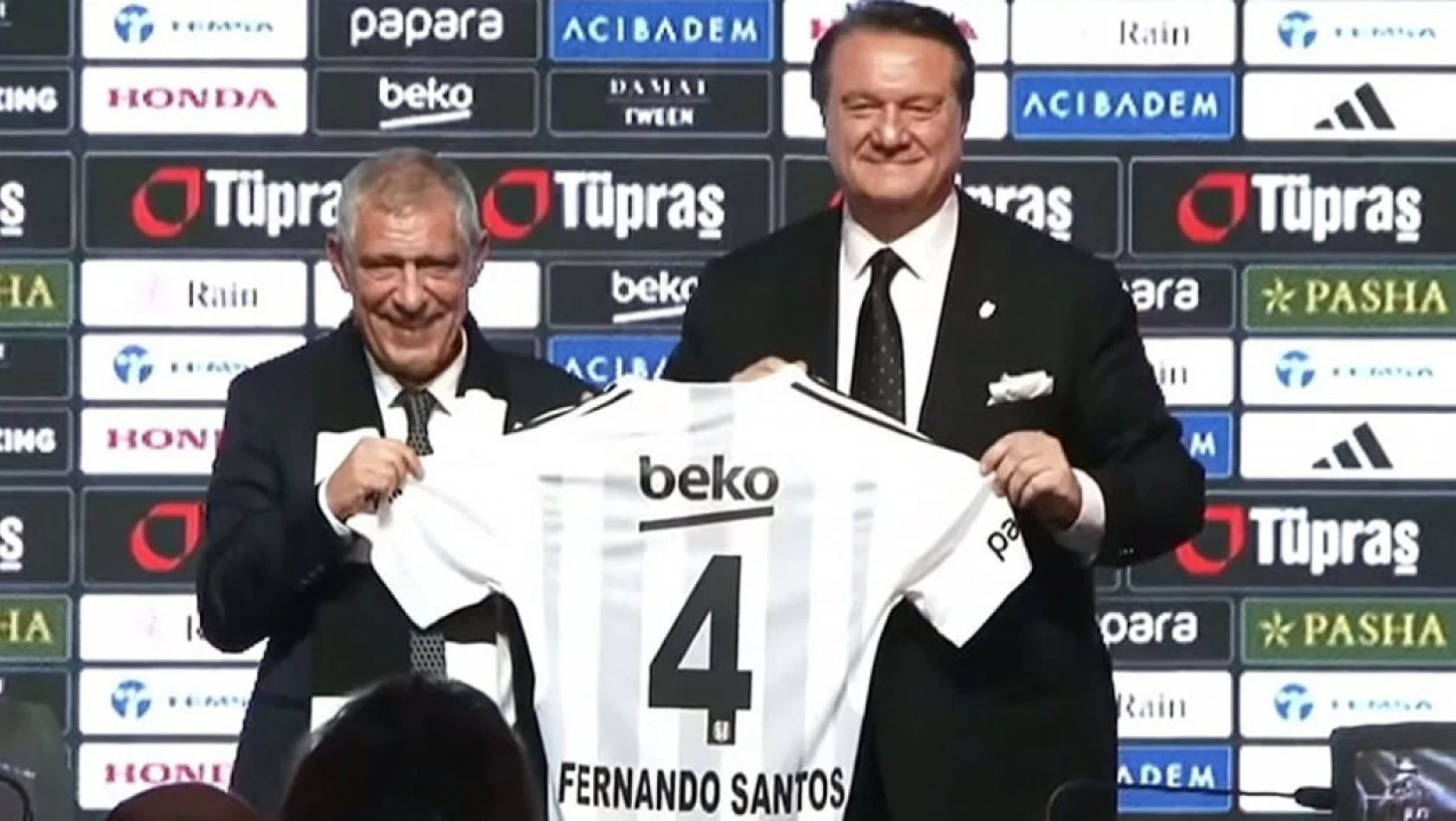 Beşiktaş, yeni hocası Fernando Santos için imza töreni düzenledi