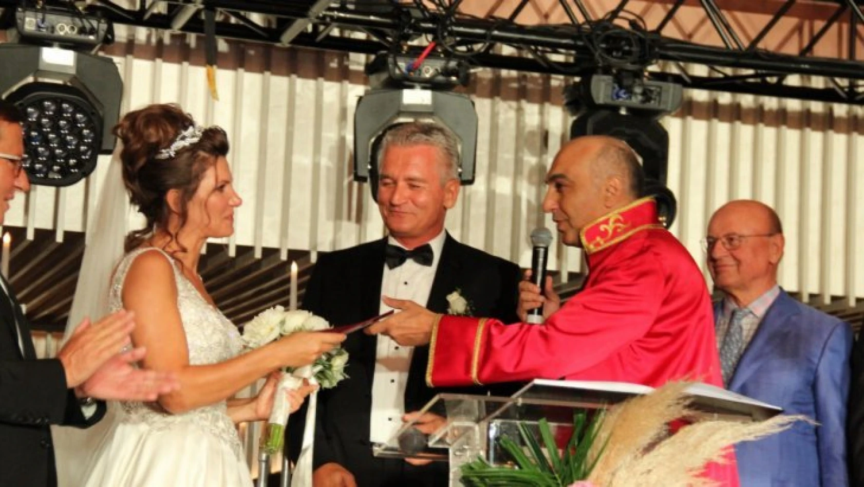 Buse Biçer ile Hakan Akbaş evlendi