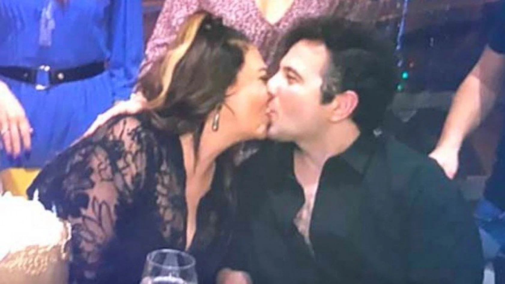 Can Yapıcıoğlu, sevgilisi Işın Karaca'yı öpmelere doyamadı