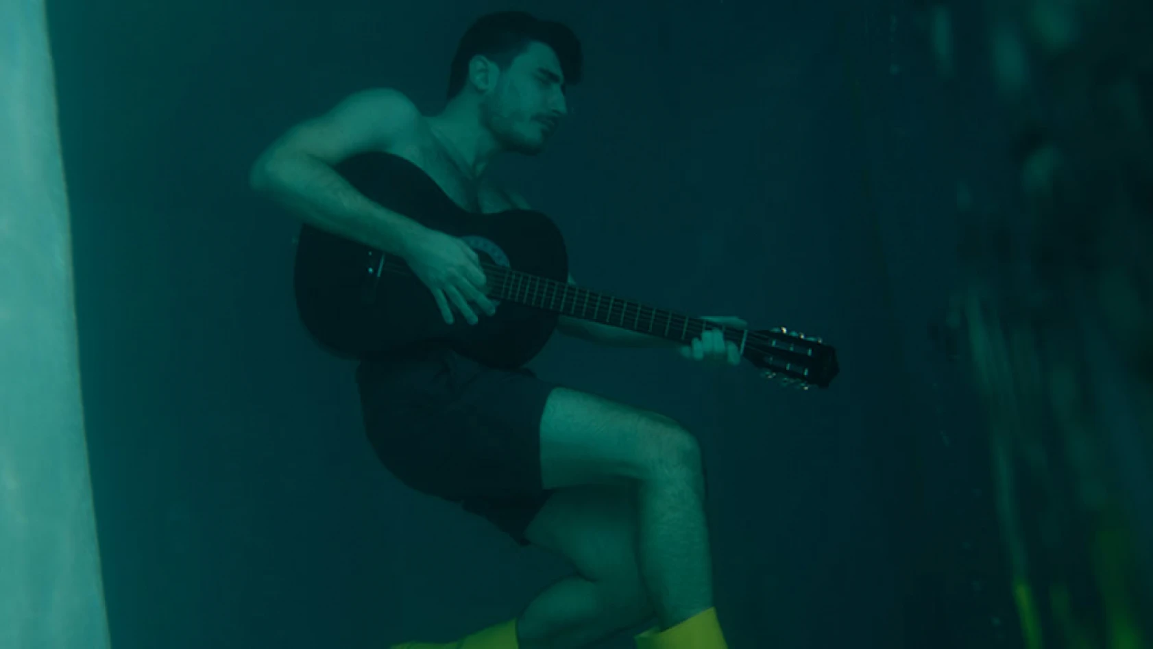 Efe Akbulut'tan sıradışı şov! Klibinde su altında gitar çaldı!