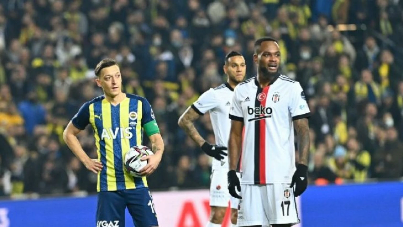 Fenerbahçe-Beşiktaş derbisinde kazanan çıkmadı! 4 gollü maçta zirveyle fark açıldı!
