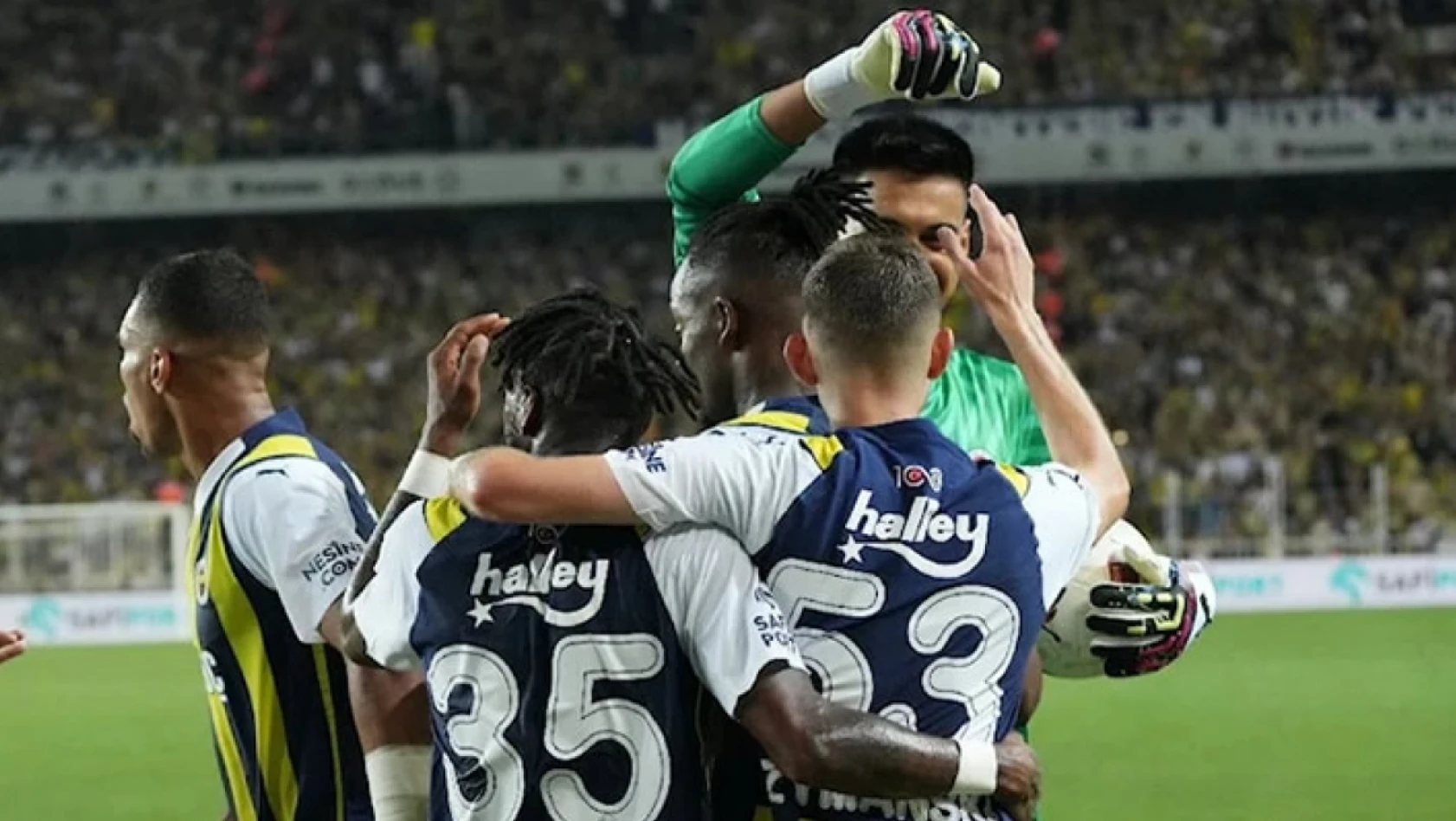 Fenerbahçe, Twente'yi farklı yenerek UEFA Avrupa Konferans Ligi play-off turunda avantajı kaptı
