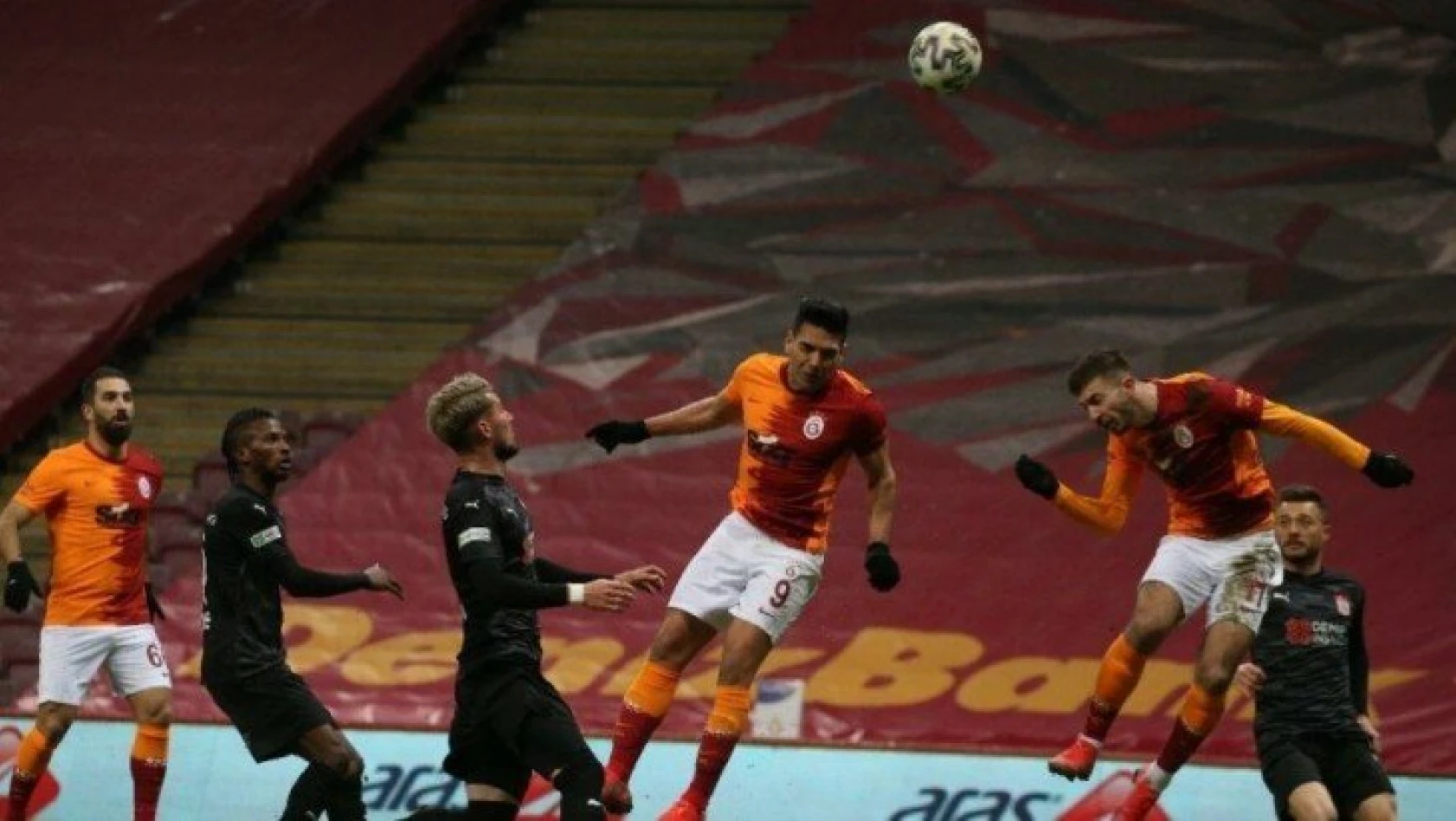 Galatasaray'a bir darbe daha! 4 gol, 1 kırmızı kart…