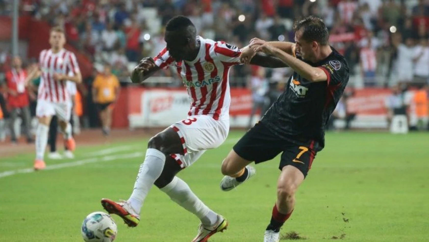 Galatasaray, Antalyaspor'u 90. dakikada avladı