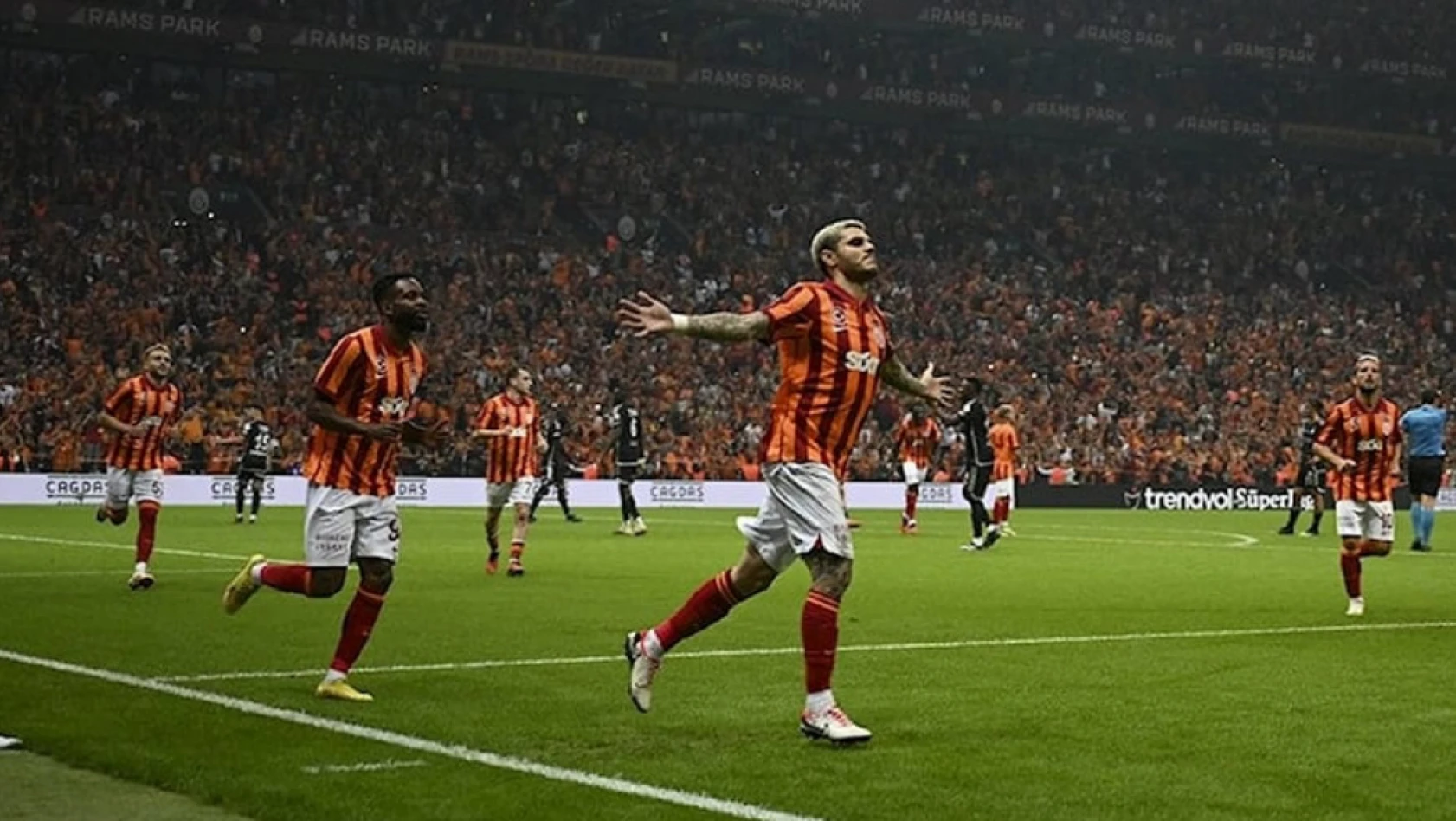 Galatasaray, derbide 10 kişi kalan Beşiktaş'ı 2-1 mağlup etti