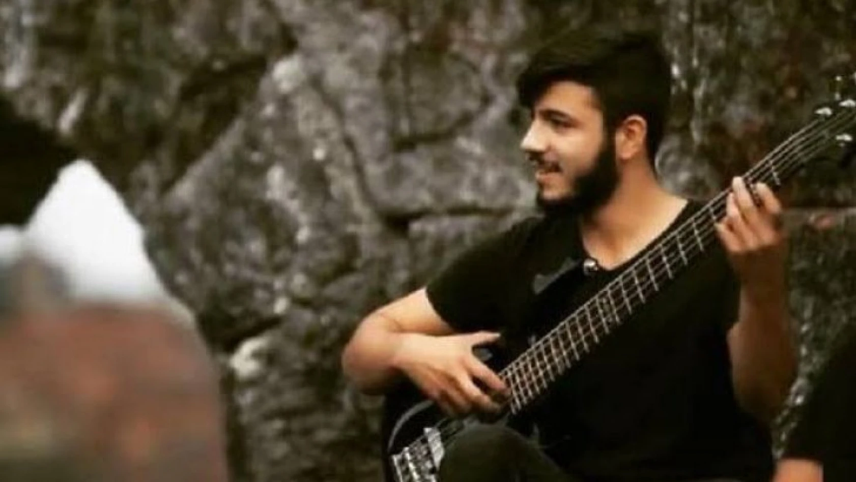 Genç şarkıcı Enes Çağlar Bayrak, hayatını kaybetti