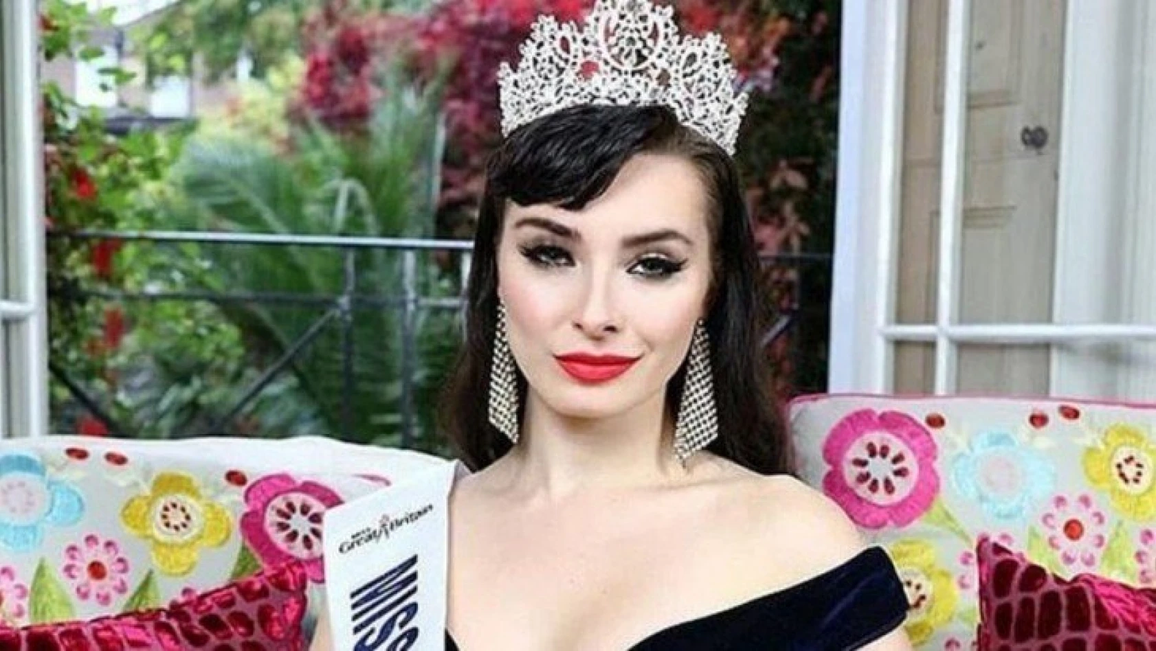 Güzellik kraliçesi Portia-Valis Volkova'yı çıplak fotoğrafları yaktı