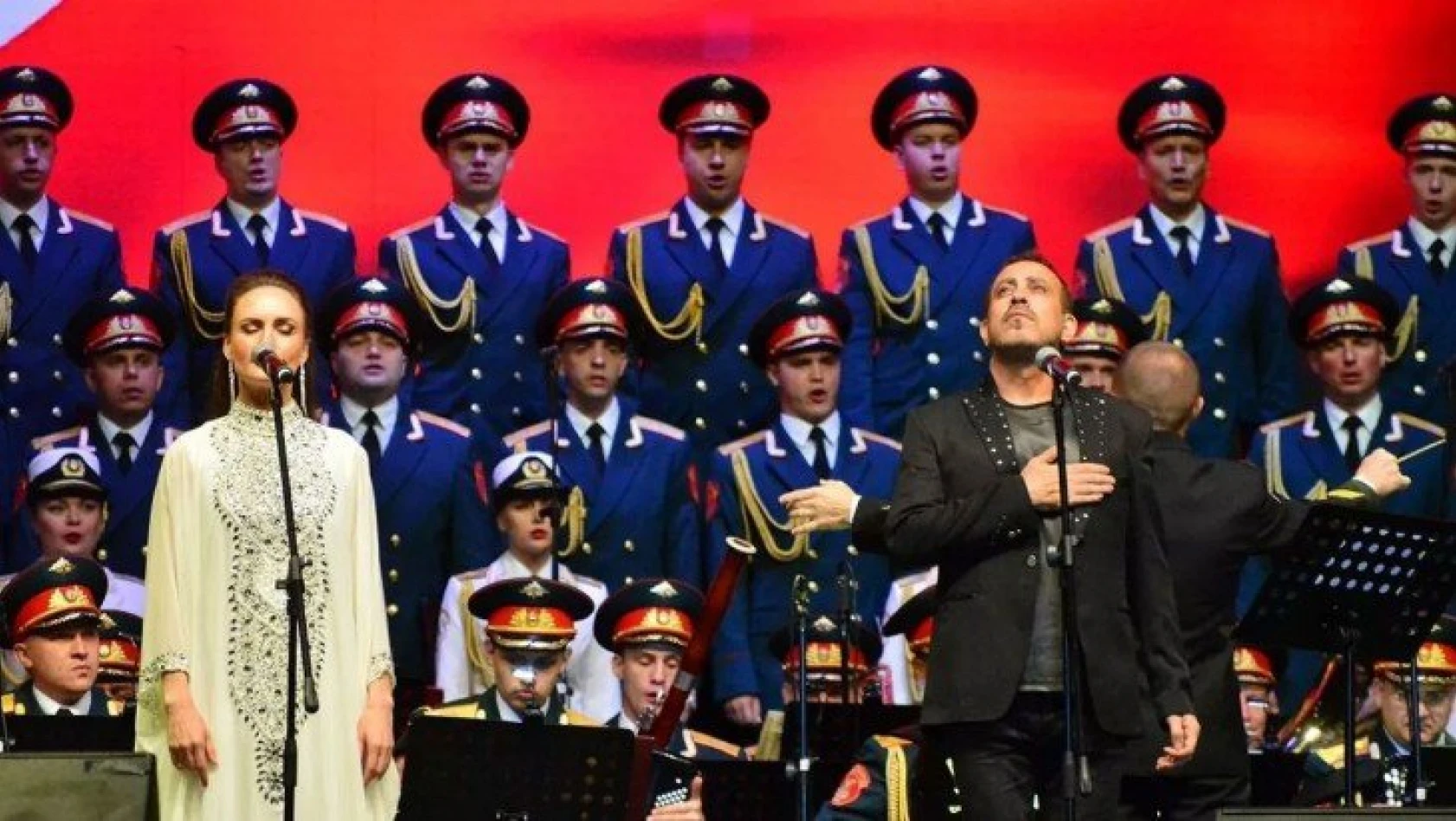 Haluk Levent, Rus Aleksandrov Kızılordu Korosu'yla sahneye çıkan ilk solist oldu