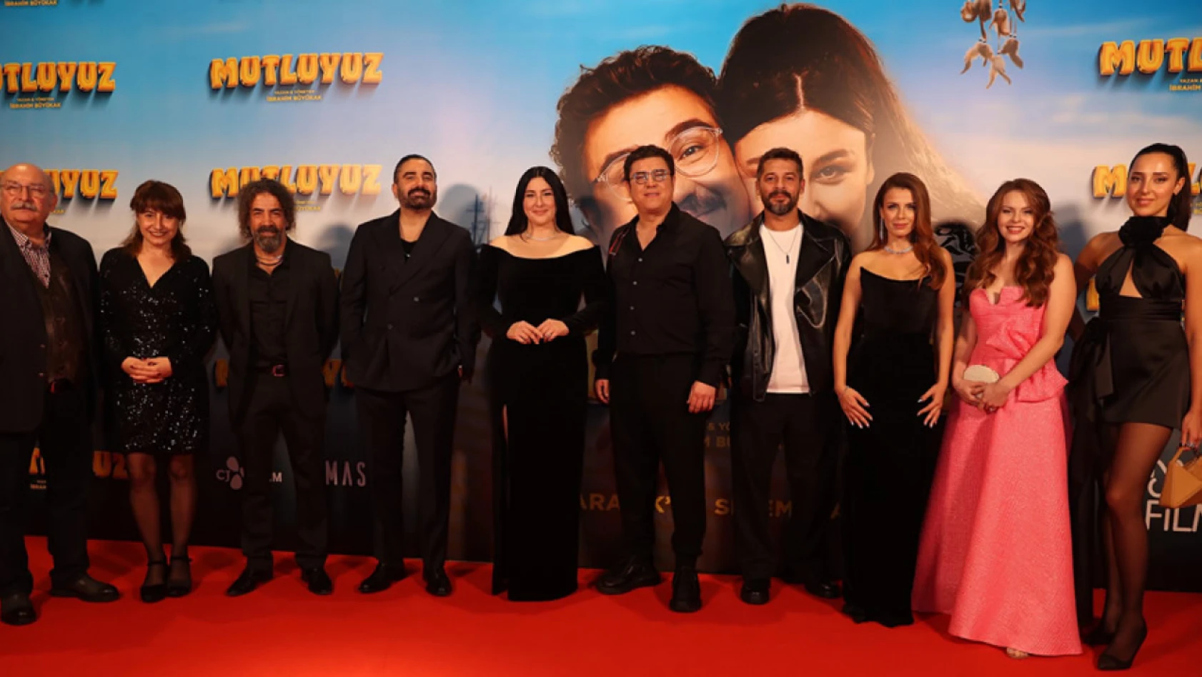 İbrahim Büyükak ve Yasemin Sakallıoğlu'nu buluşturan evlilik komedisi 'Mutluyuz' filminin galası gerçekleşti