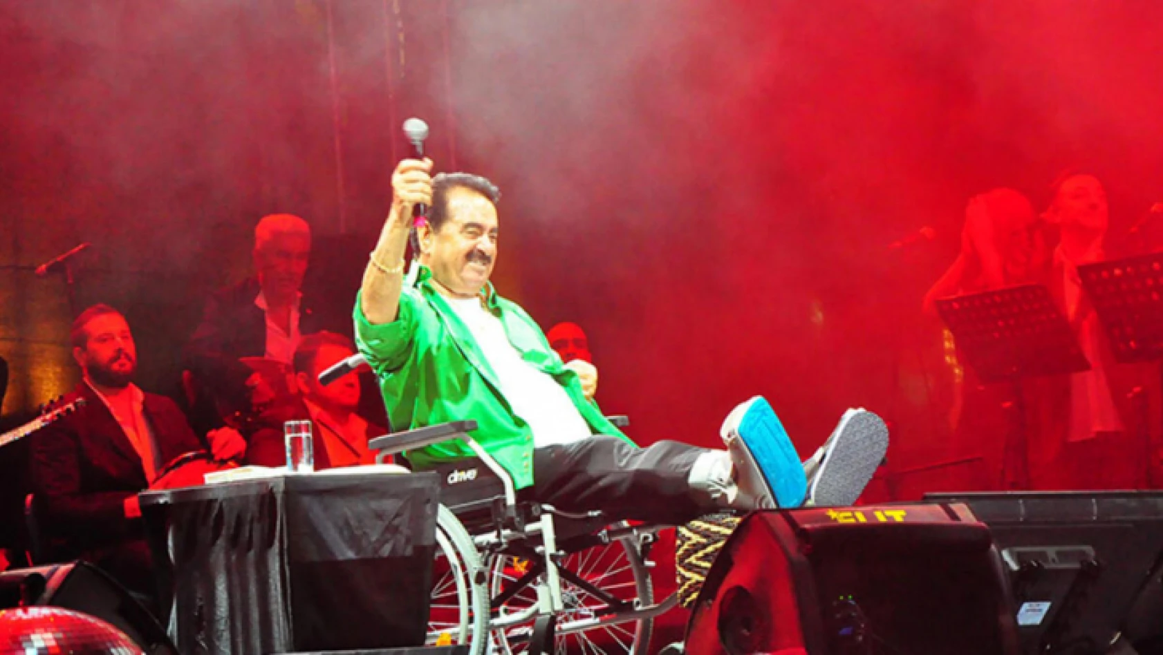 İbrahim Tatlıses, Manisa'da da tekerlekli sandalyeyle konser verdi