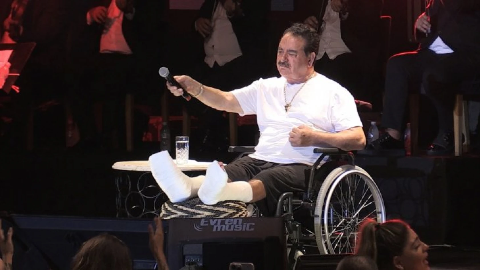 İbrahim Tatlıses, sahneye tekerlekli sandalyeyle çıktı