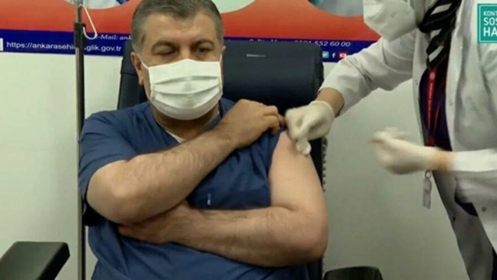 İlk korona aşısını canlı yayında Sağlık Bakanı Fahrettin Koca oldu