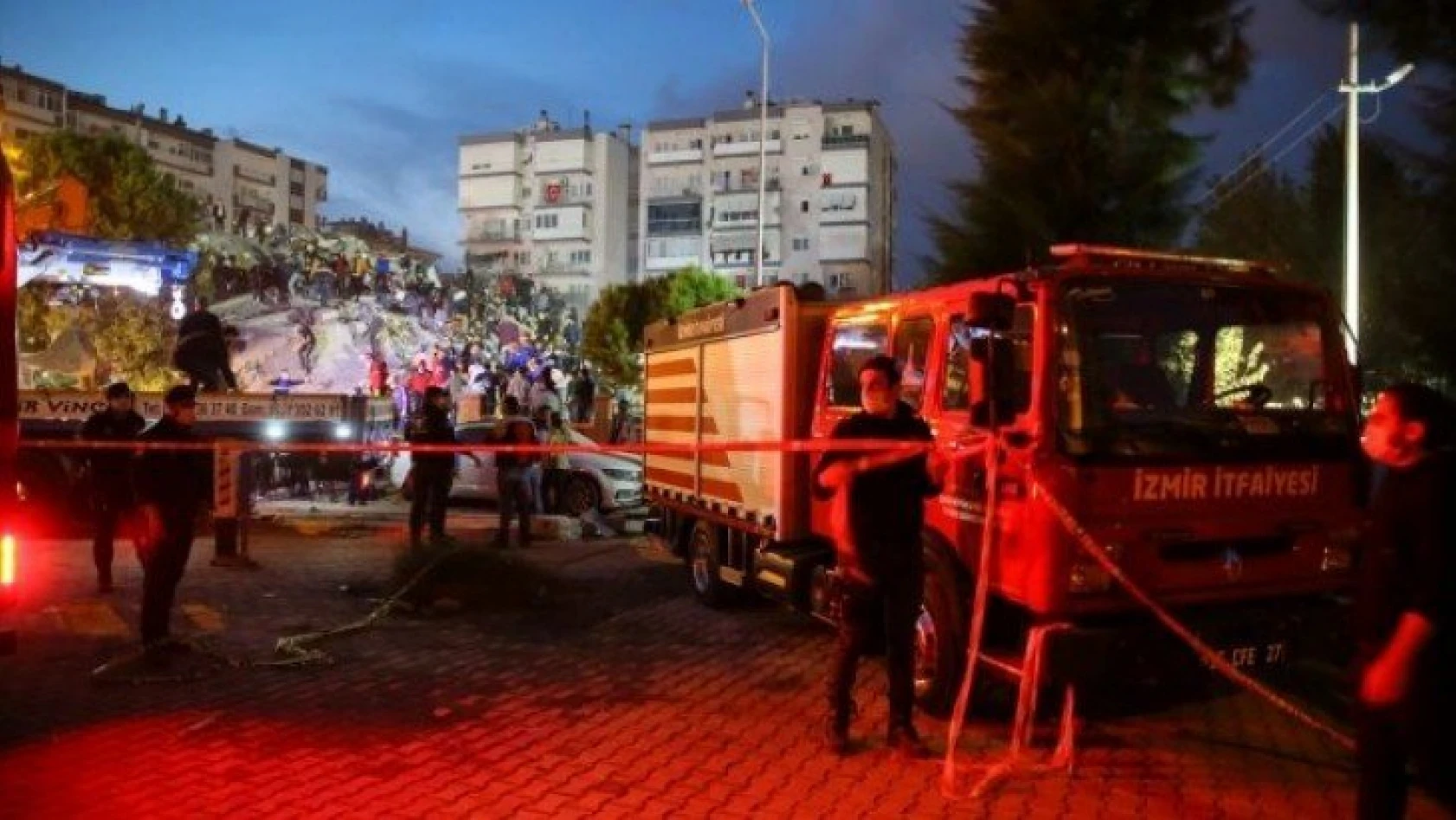 İzmir'de 6,6 büyüklüğündeki depremde ölü sayısı 12'ye, yaralı sayısı 438'e yükseldi