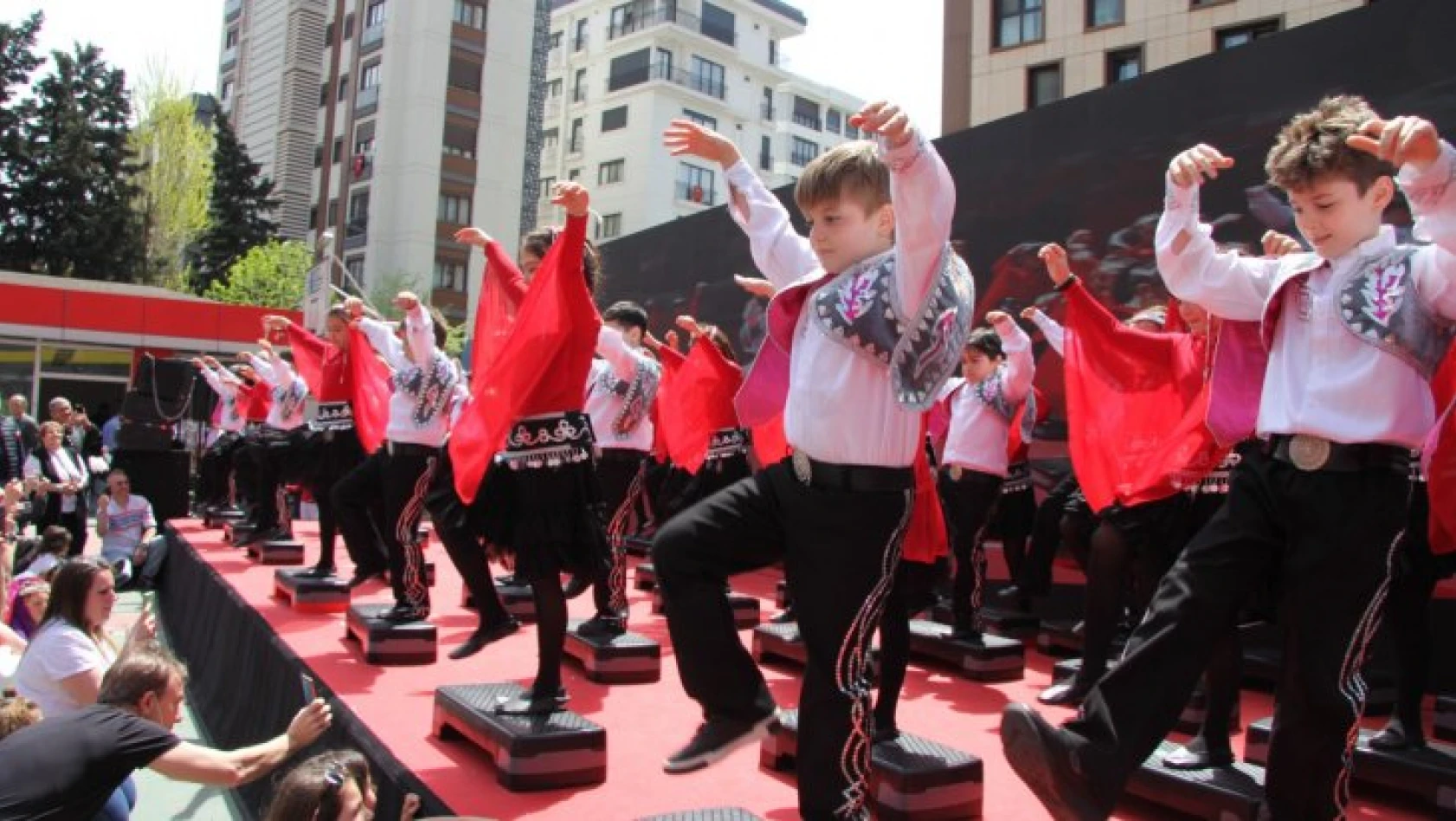 Kadıköy'de 23 Nisan Ulusal Egemenlik ve Çocuk Bayramı coşkusu