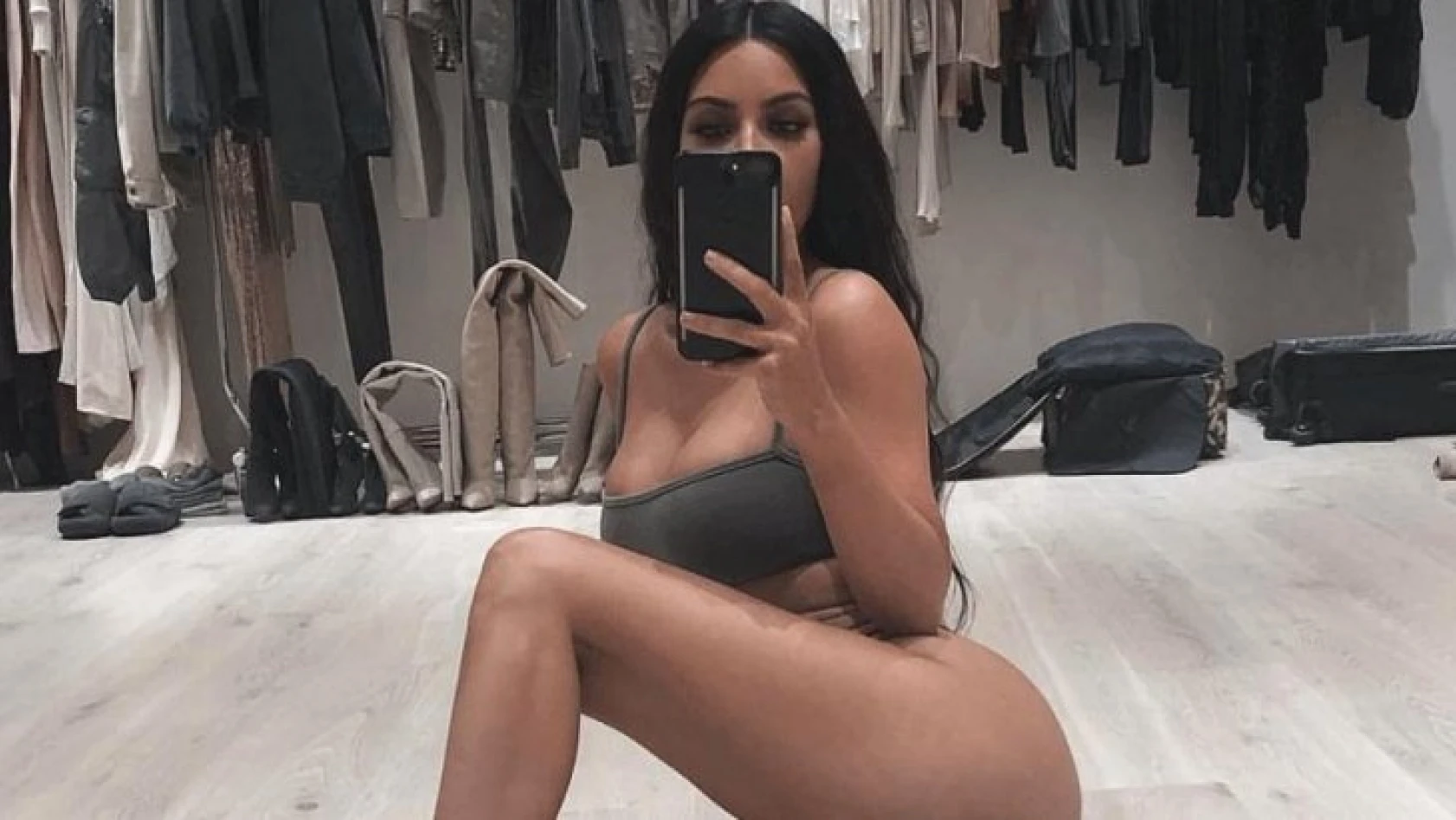 Kim Kardashian'ın 350 bin TL'lik timsah derisi kıyafeti