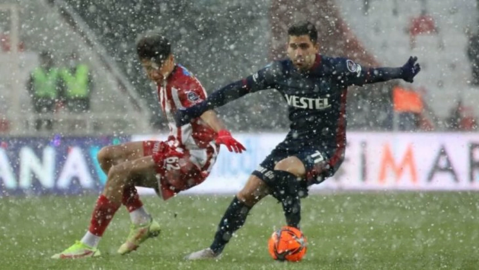 Lider Trabzonspor, Sivas'ta takıldı! Kar yağışı maça damga vurdu!