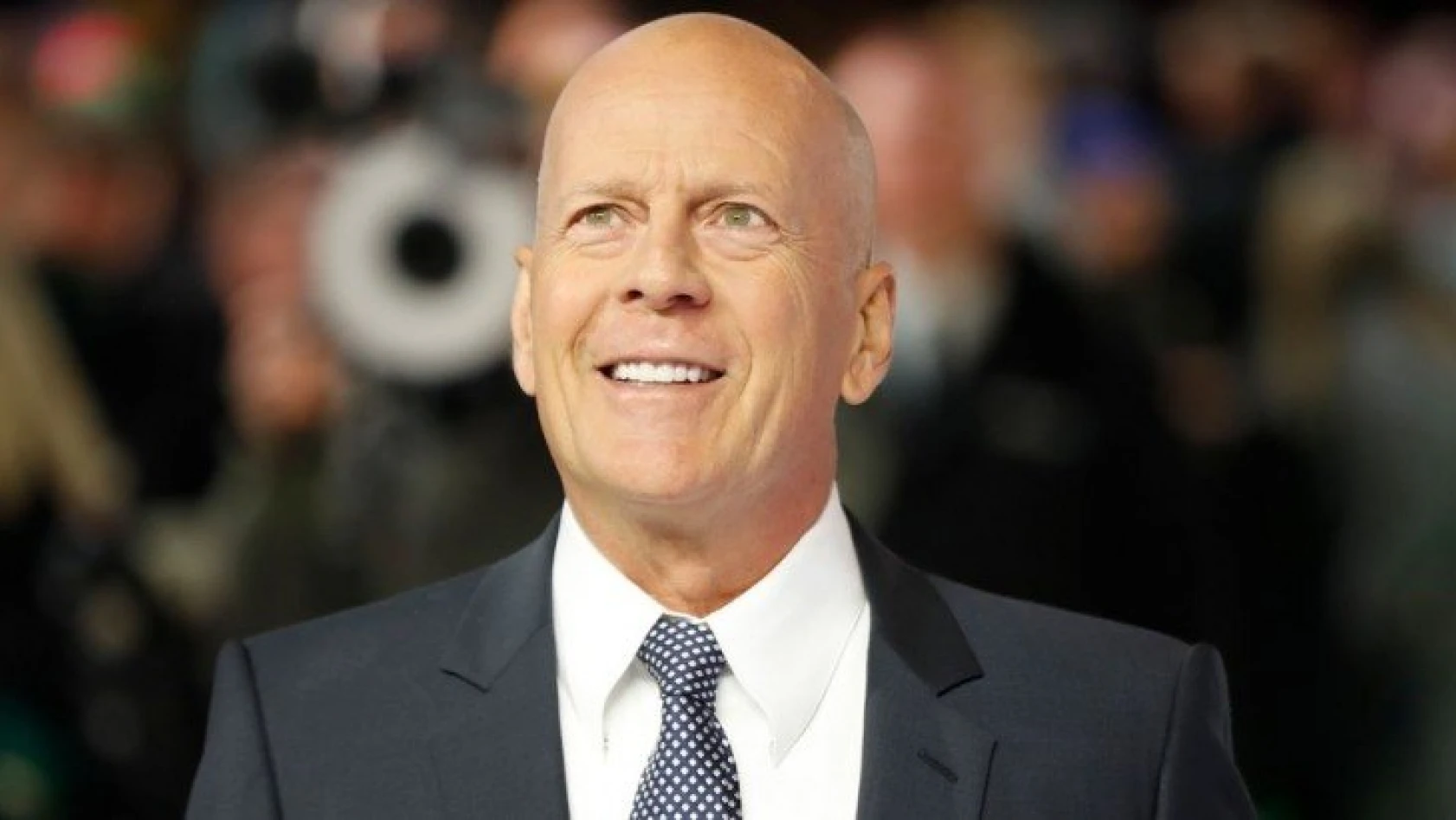 Maske takmayan Bruce Willis, eczaneden kovuldu