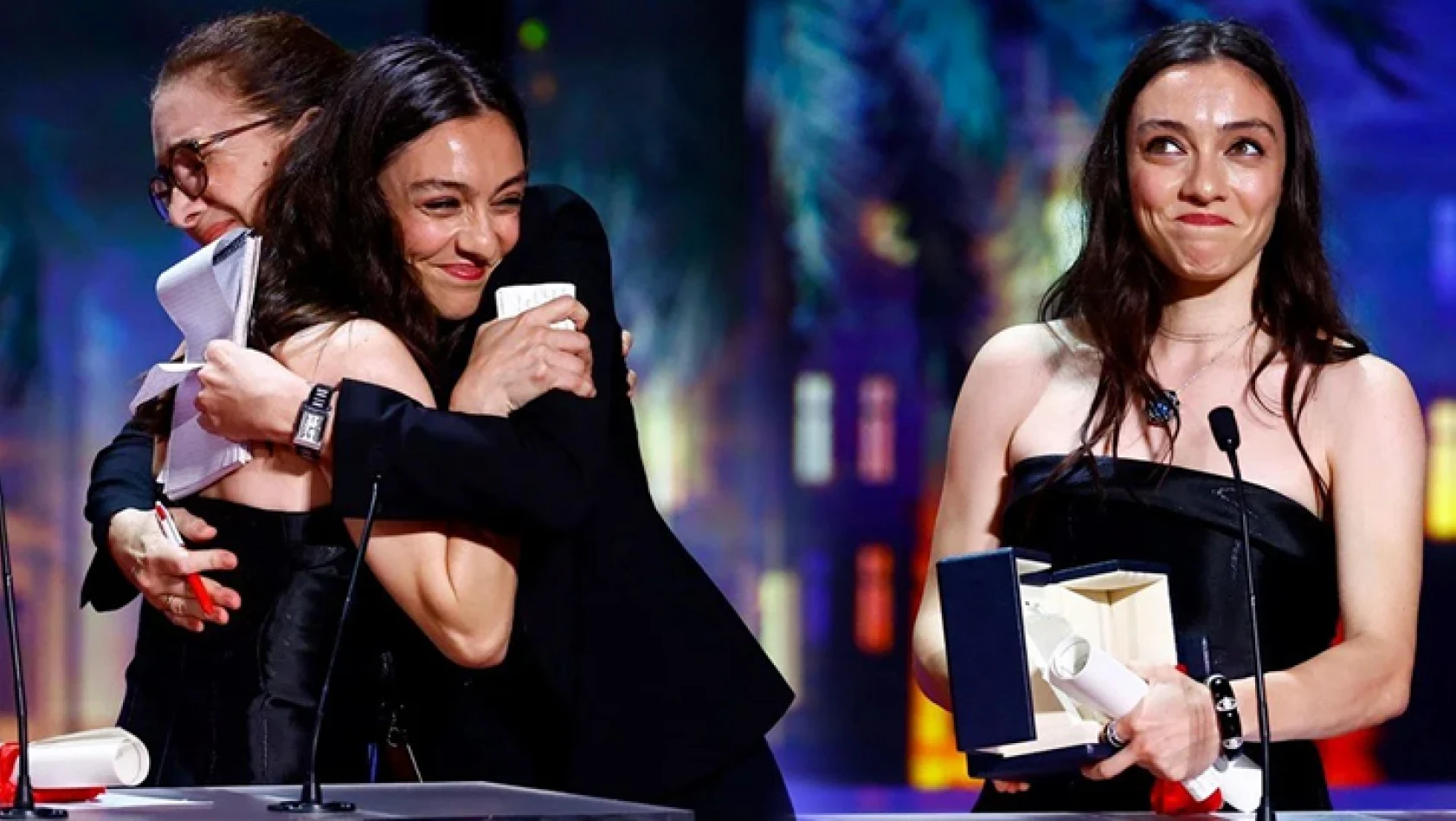 Merve Dizdar, Cannes Film Festivali'nde 'En İyi Kadın Oyuncu' ödülünü aldı