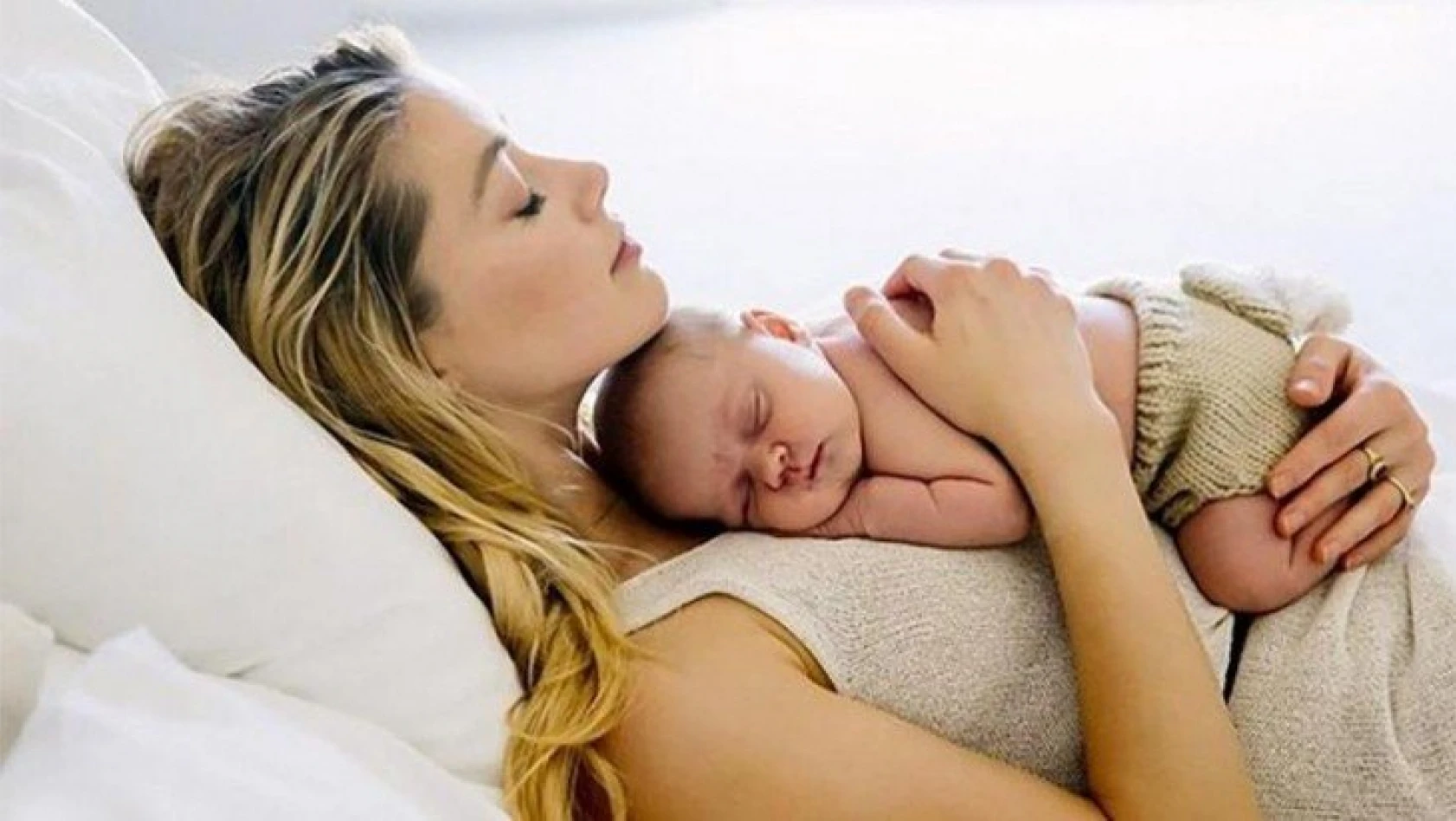 Oyuncu Amber Heard, taşıyıcı anneyle bebeğini kucağına aldı