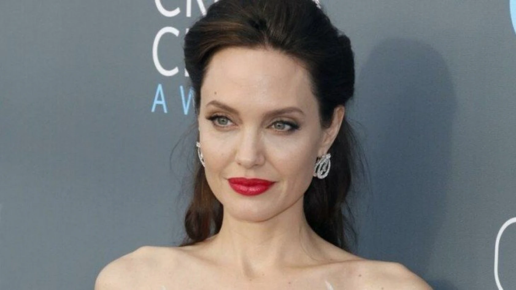 Oyuncu Angelina Jolie, eski eşiyle oğlunu tanıştırdı