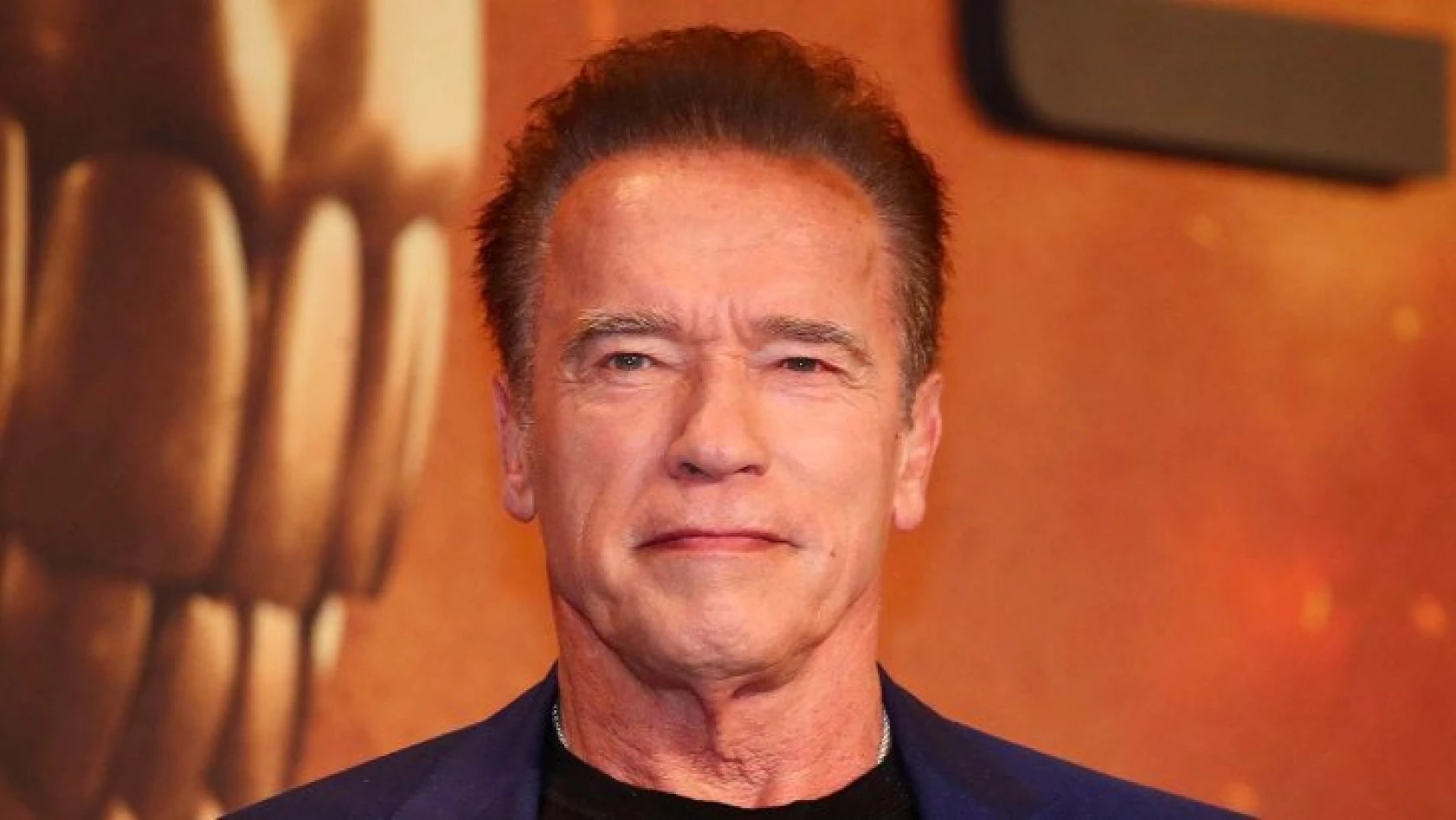 Oyuncu Arnold Schwarzenegger, trafik kazası geçirdi