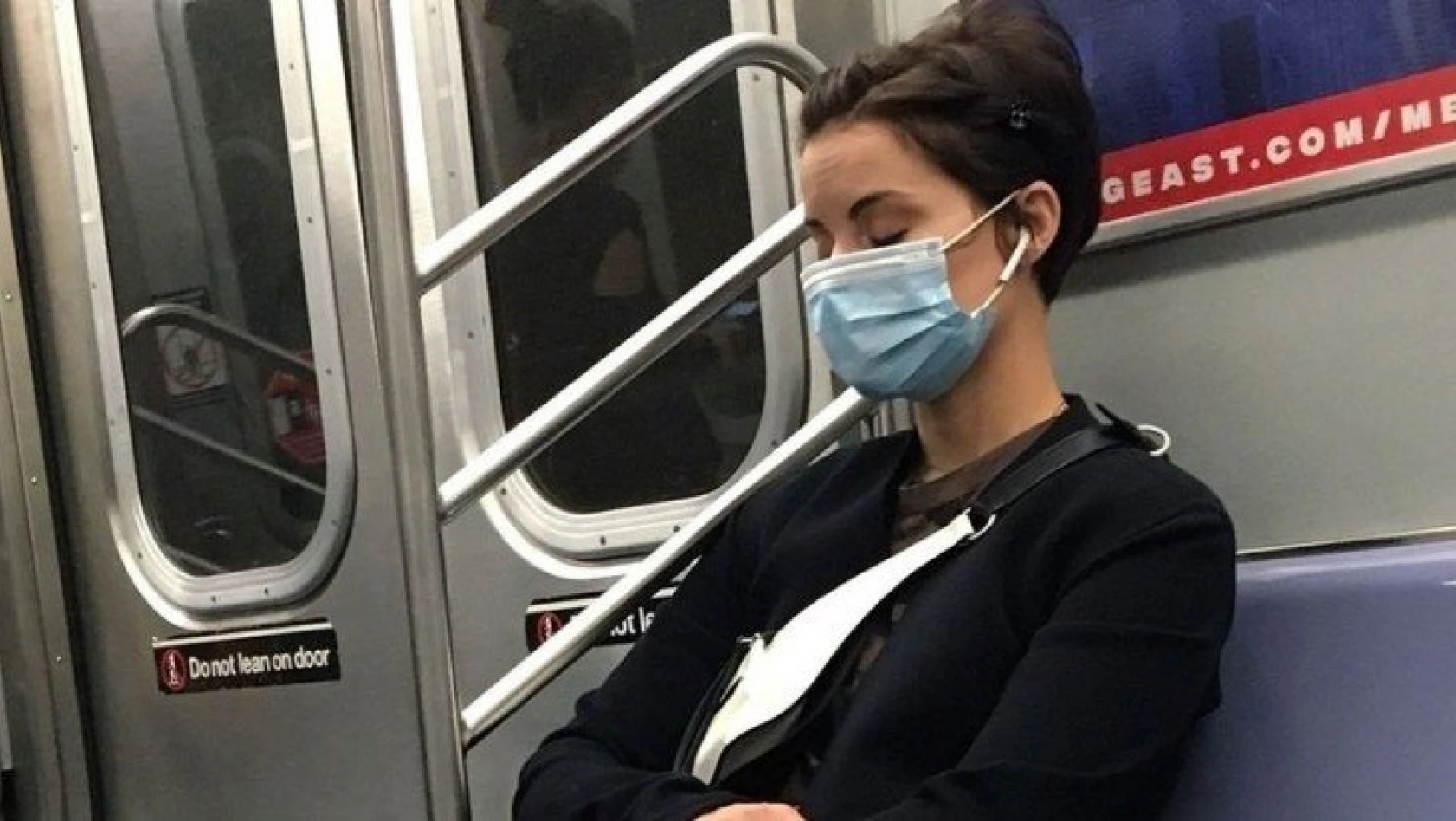 Oyuncu Jaimie Alexander metroda uyuyakaldı
