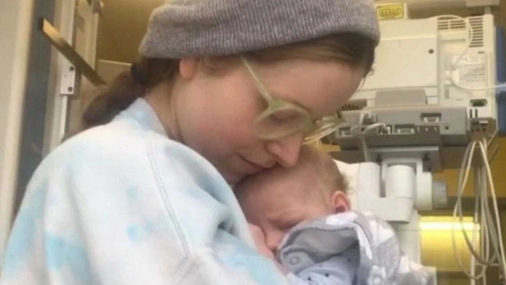 Oyuncu Jessie Cave'in 3 aylık bebeği korona virüsü yendi