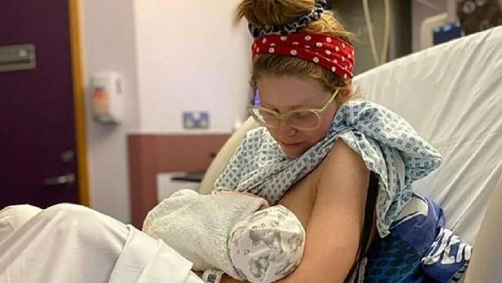 Oyuncu Jessie Cave'in bebeği korona virüse yakalandı