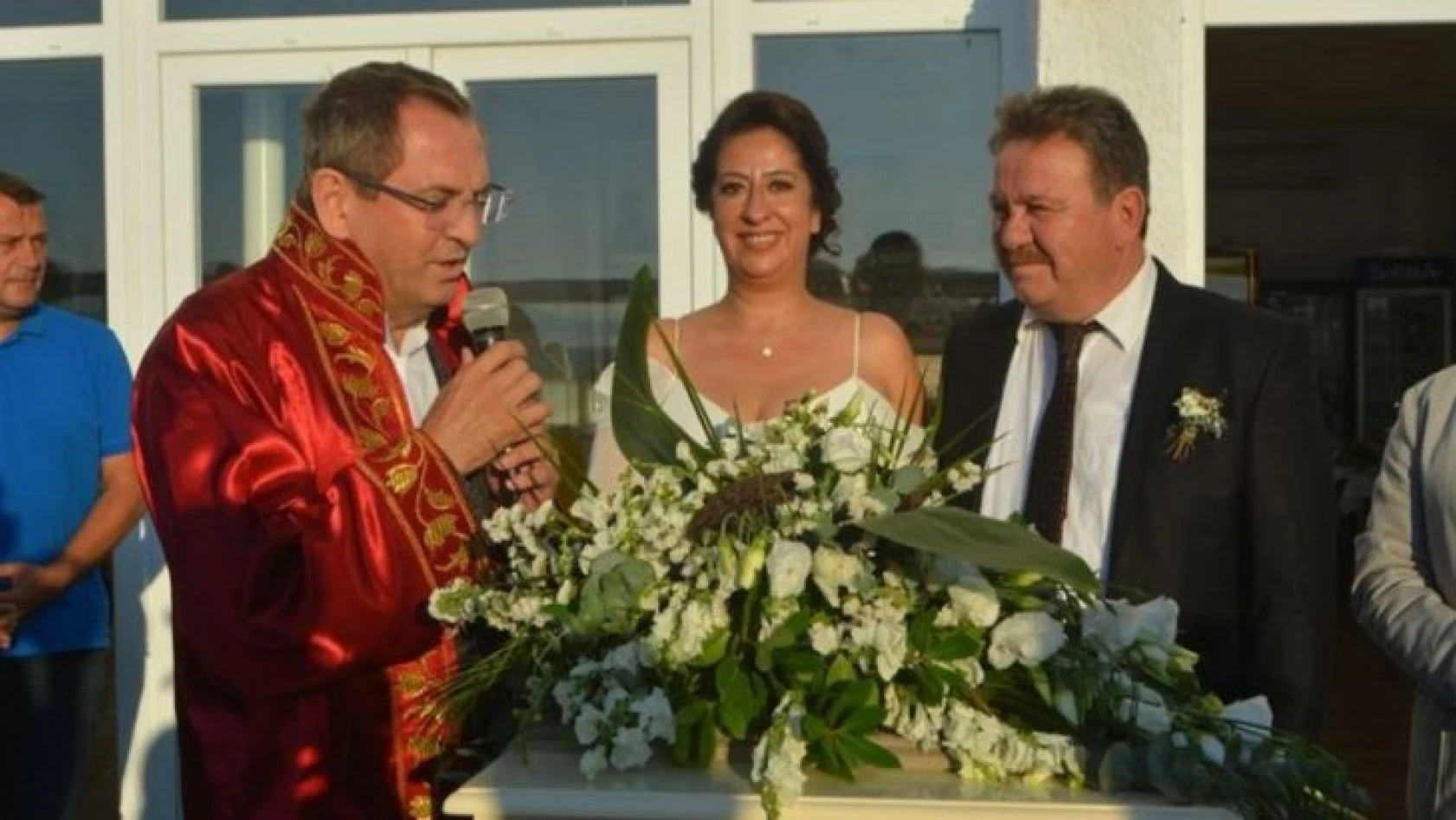 Oyuncu Serhat Özcan, Deniz İpek ile evlendi