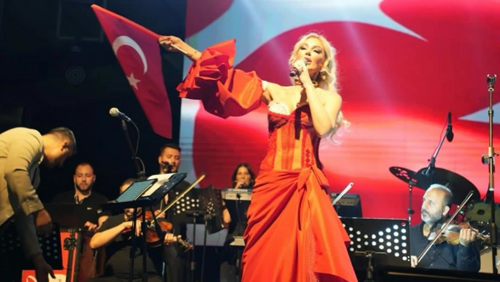 Petek Dinçöz, Çine'de Cumhuriyet Bayramı konseri verdi