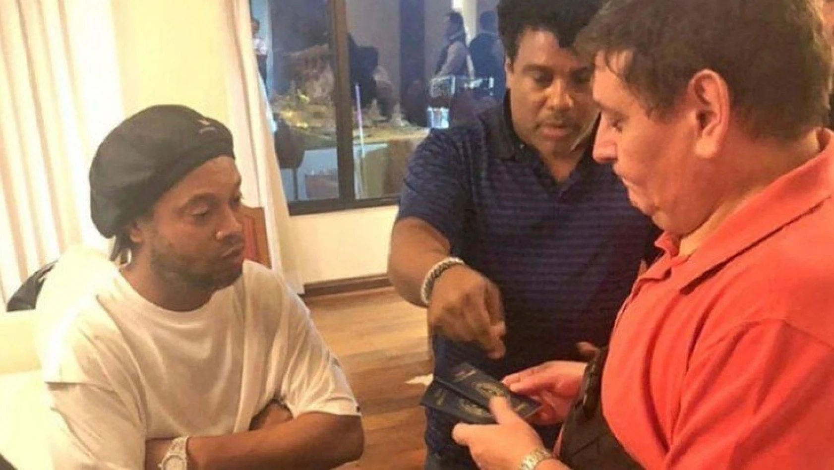 Ronaldinho, sahte pasaport nedeniyle gözaltına alındı