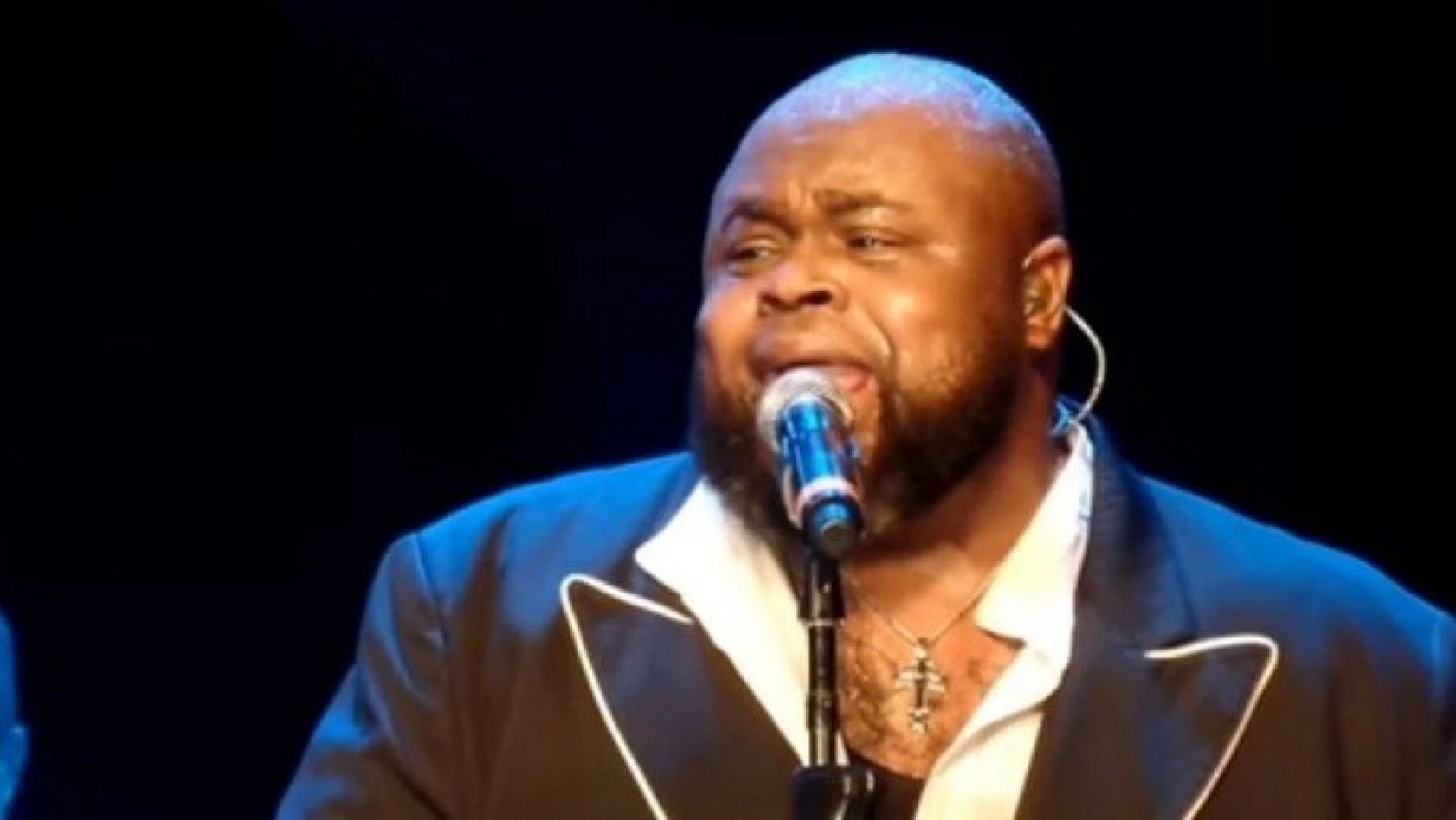 Şarkıcı Bruce Williamson corona virüsü nedeniyle vefat etti