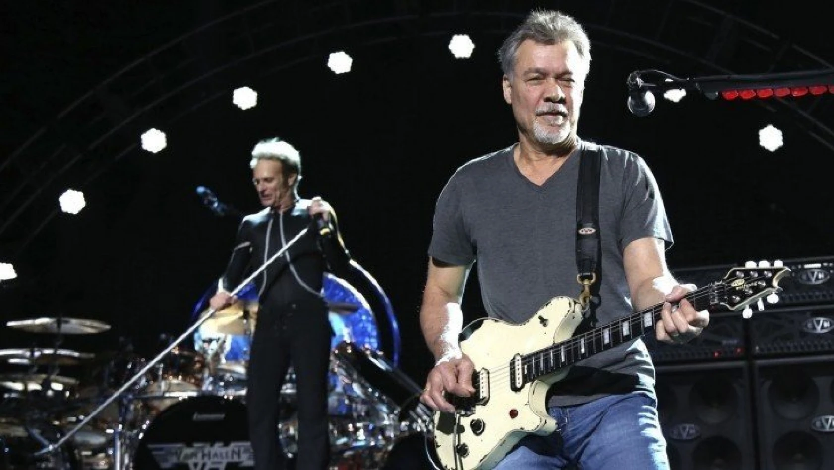 Şarkıcı Eddie Van Halen hayatını kaybetti