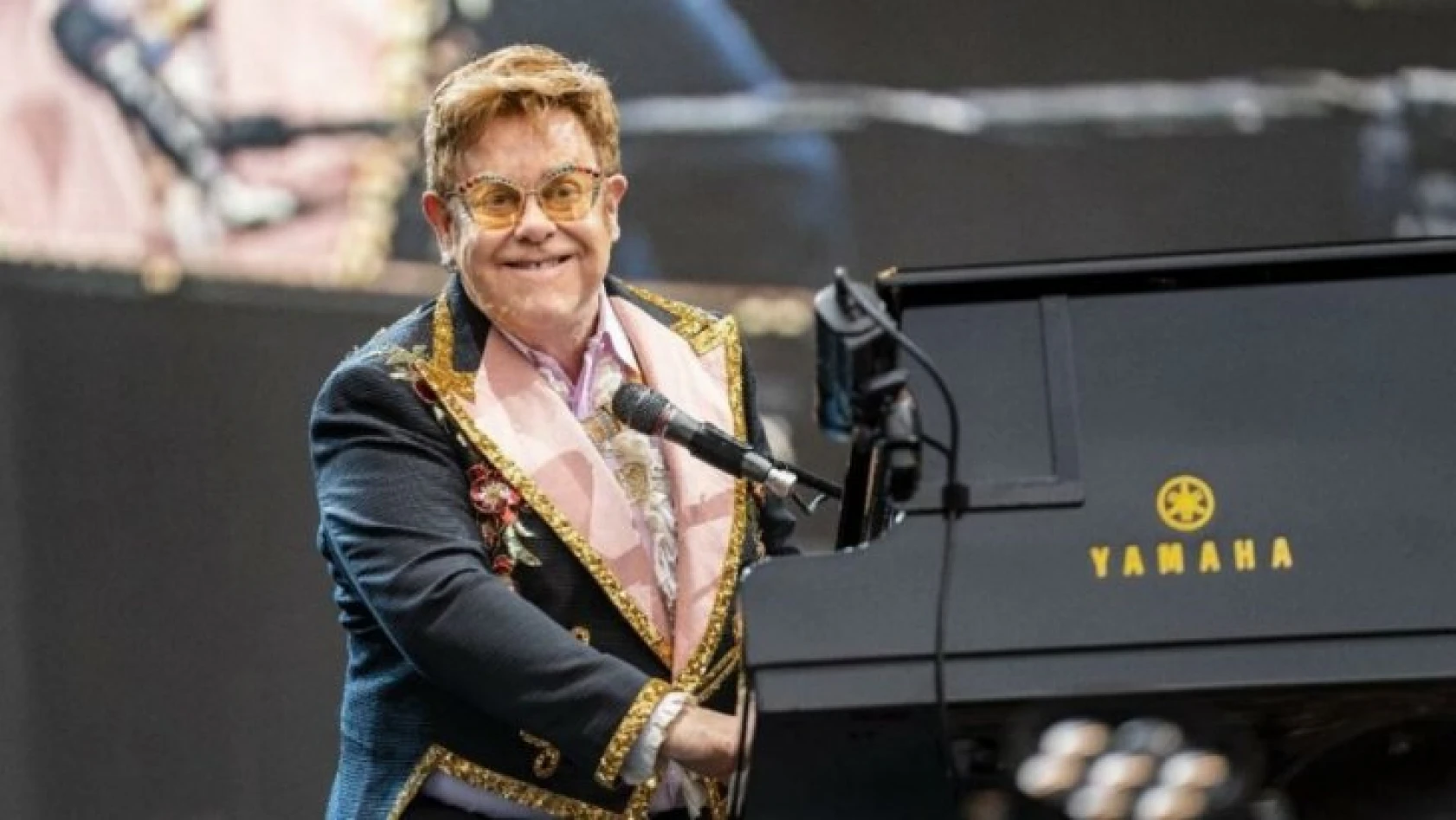Şarkıcı Elton John, korona virüse yakalandı
