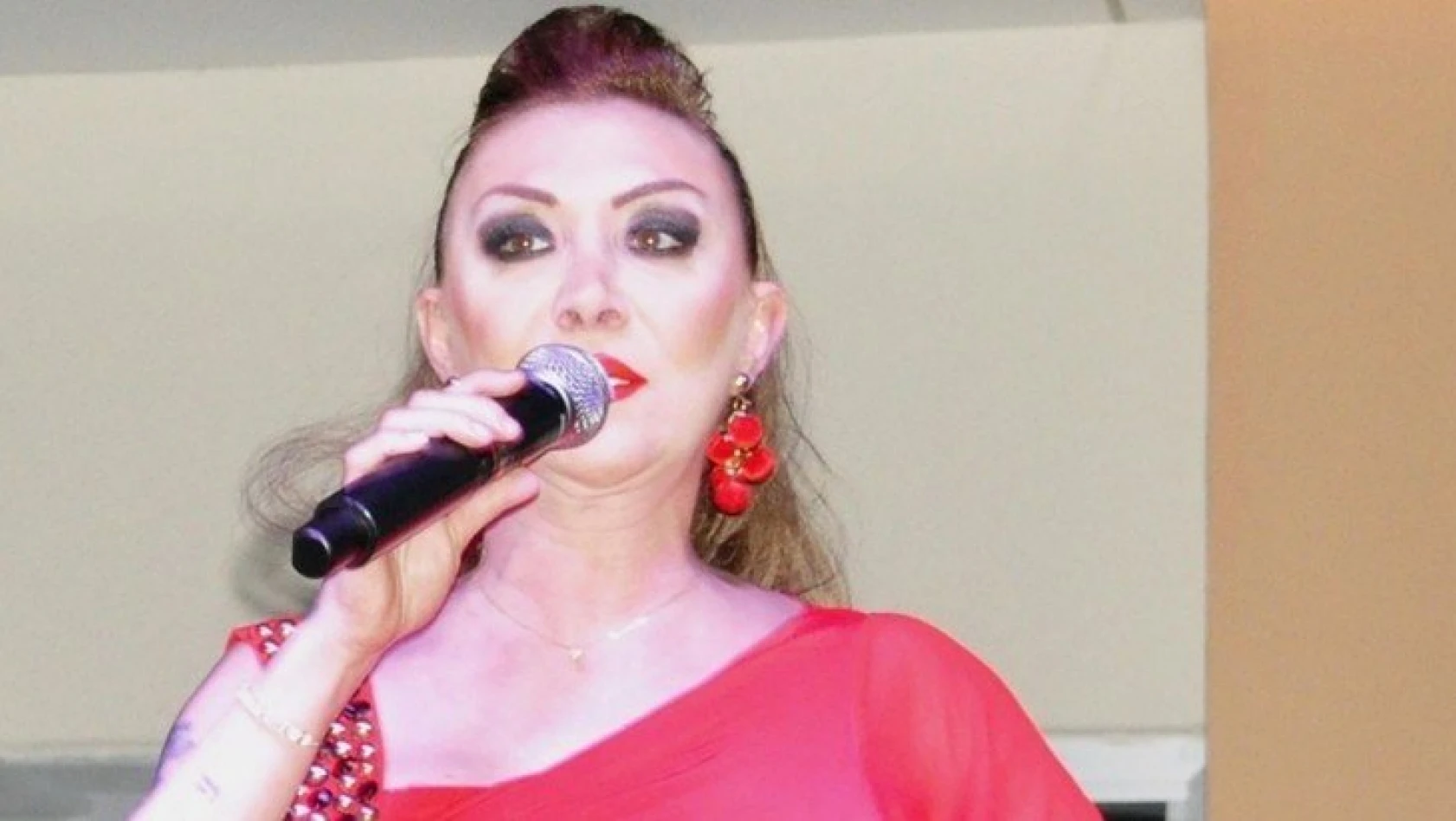 Şarkıcı Güllü'nün canlı yayında duygusal anları