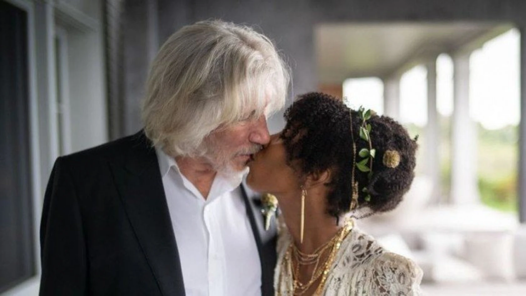 Şarkıcı Roger Waters ile Kamilah Chavis evlendi