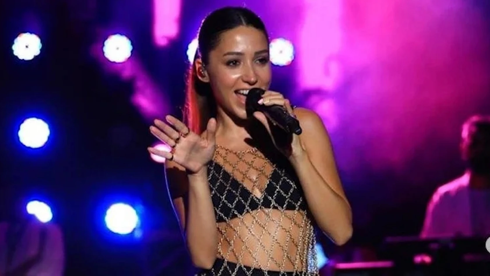 Şarkıcı Zeynep Bastık'ın omurgası kırıldı