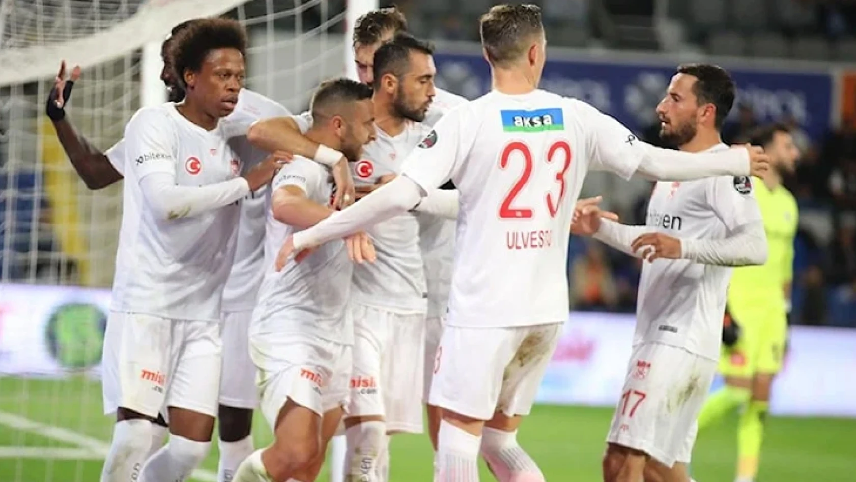 Sivasspor, Başakşehir'i yenip ilk galibiyetini alarak lideri değiştirdi
