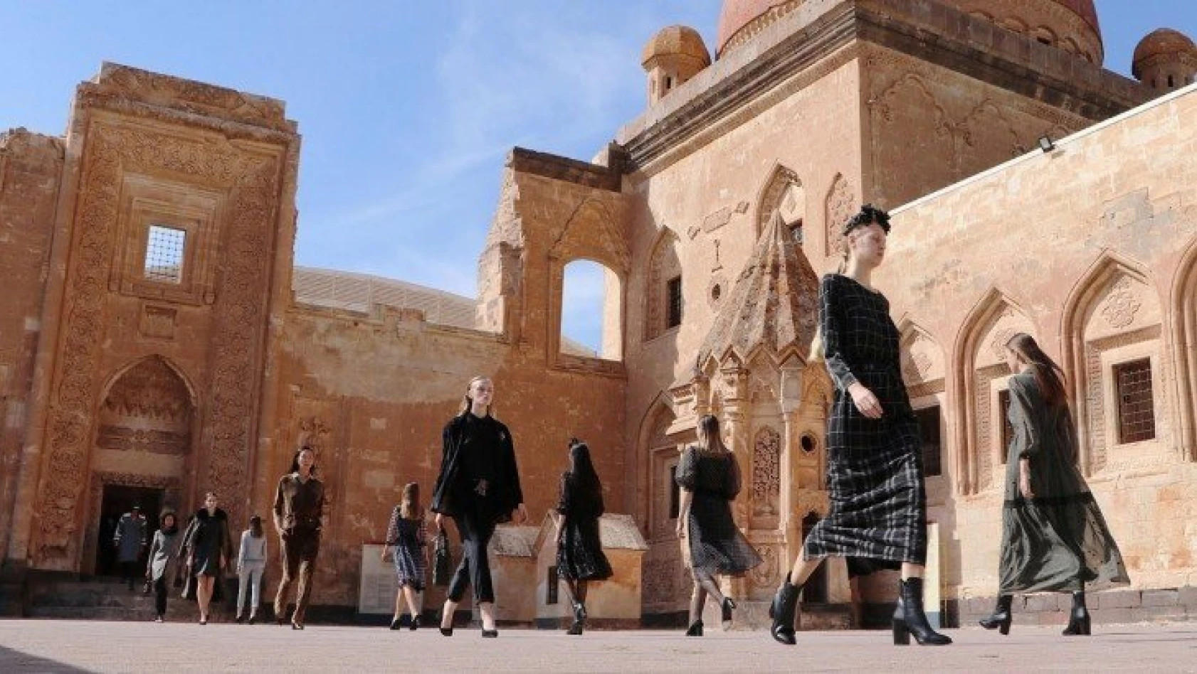 Tarihi İshak Paşa Sarayı, kapılarını modaya açtı